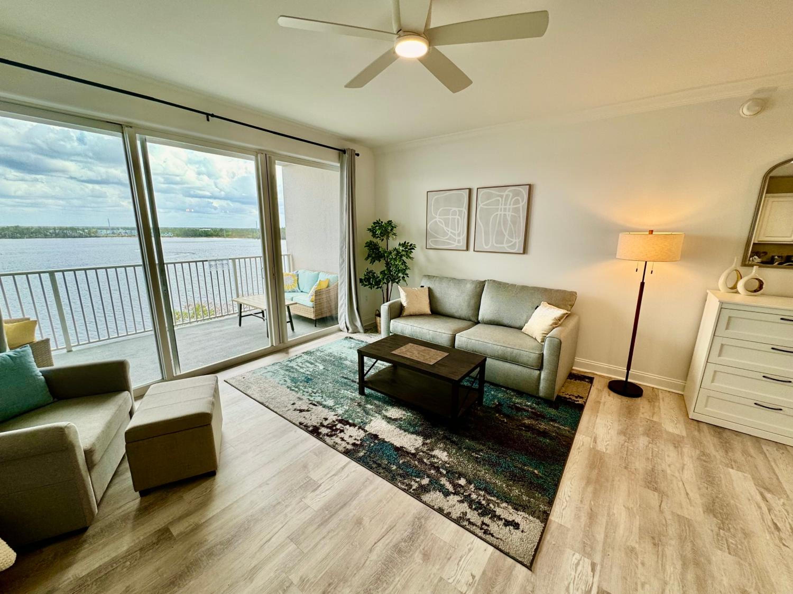Balcony King Suite - Lake & Pool view