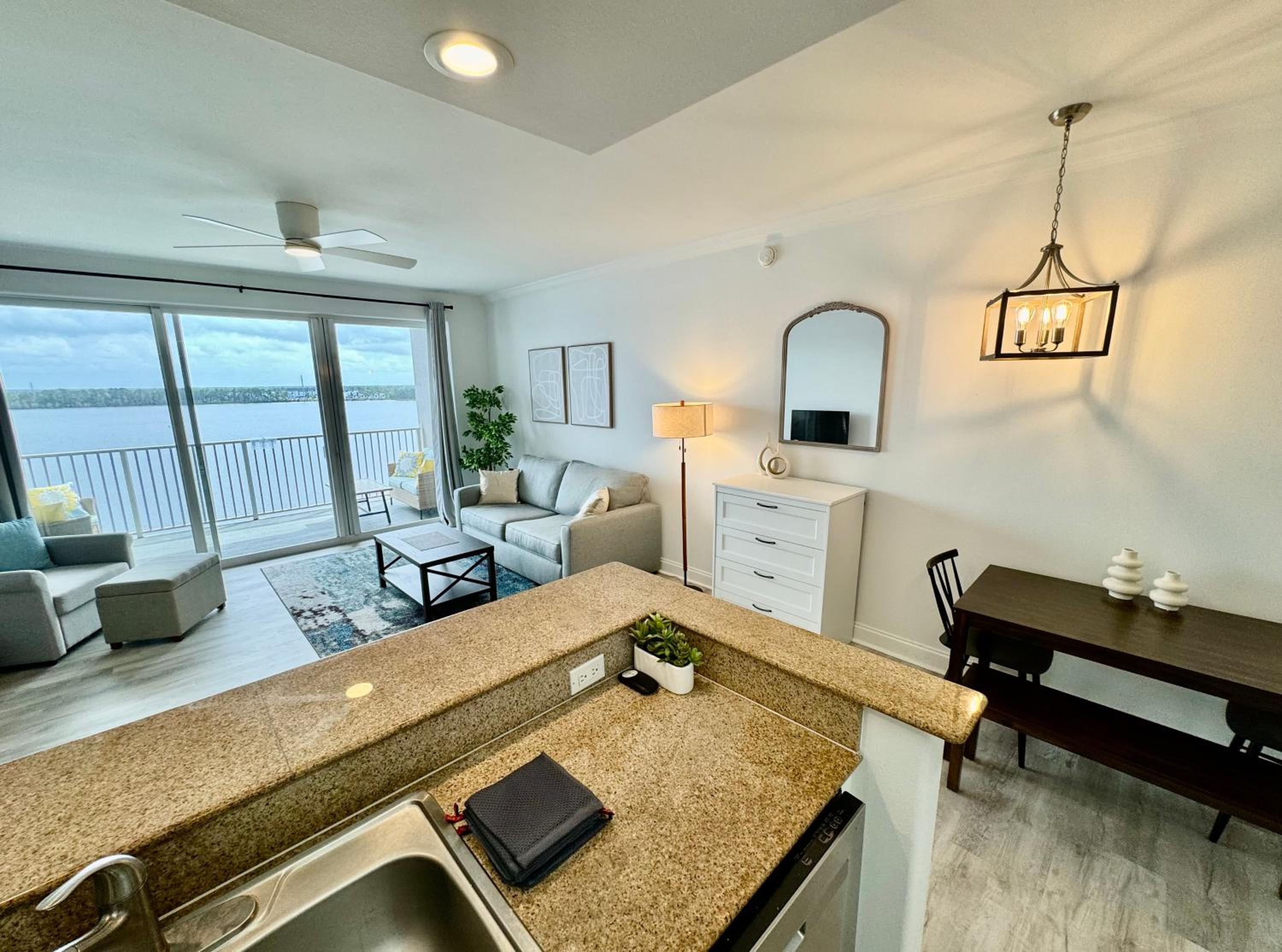 Balcony King Suite - Lake & Pool view