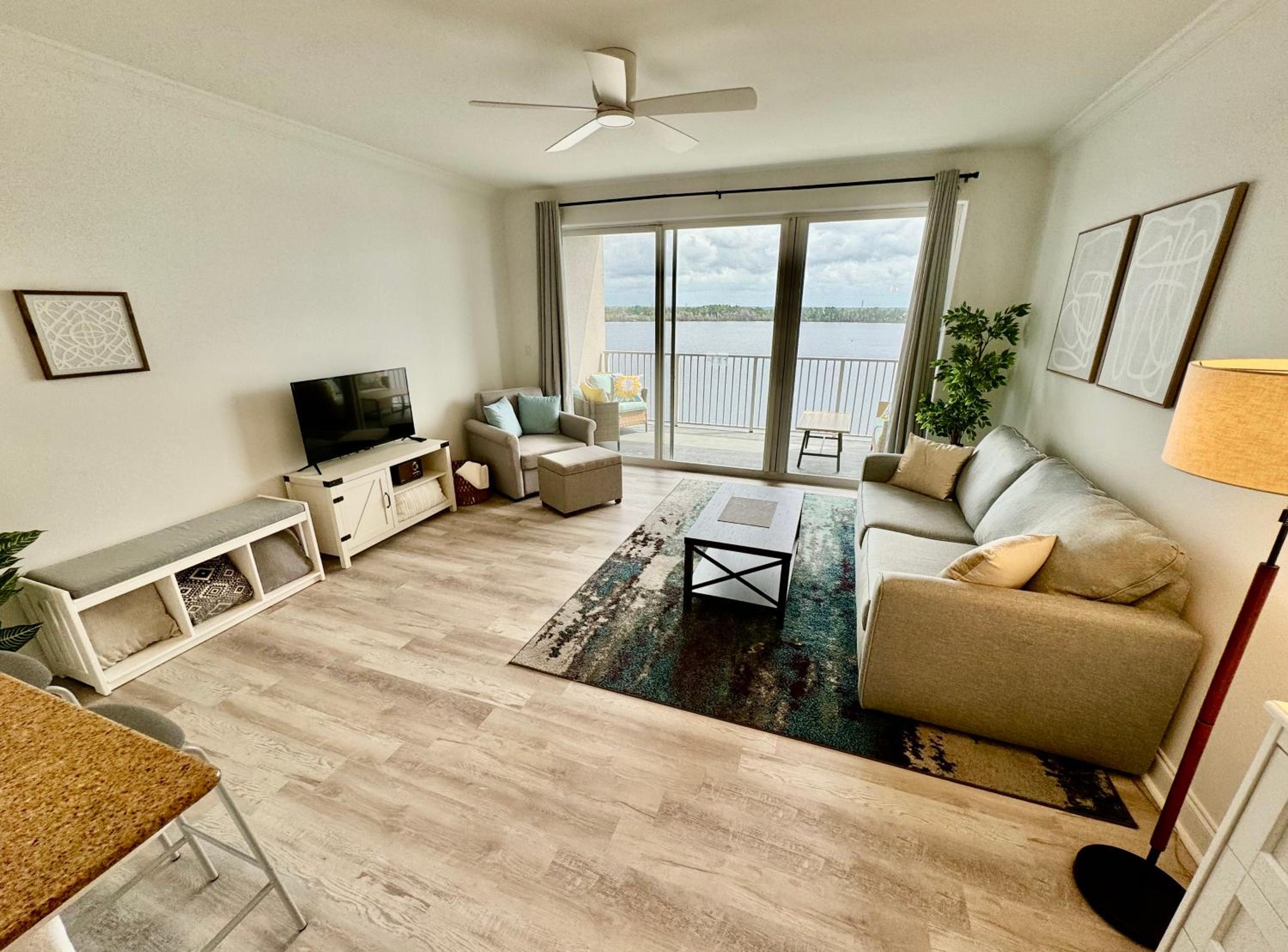 Balcony King Suite - Lake & Pool view