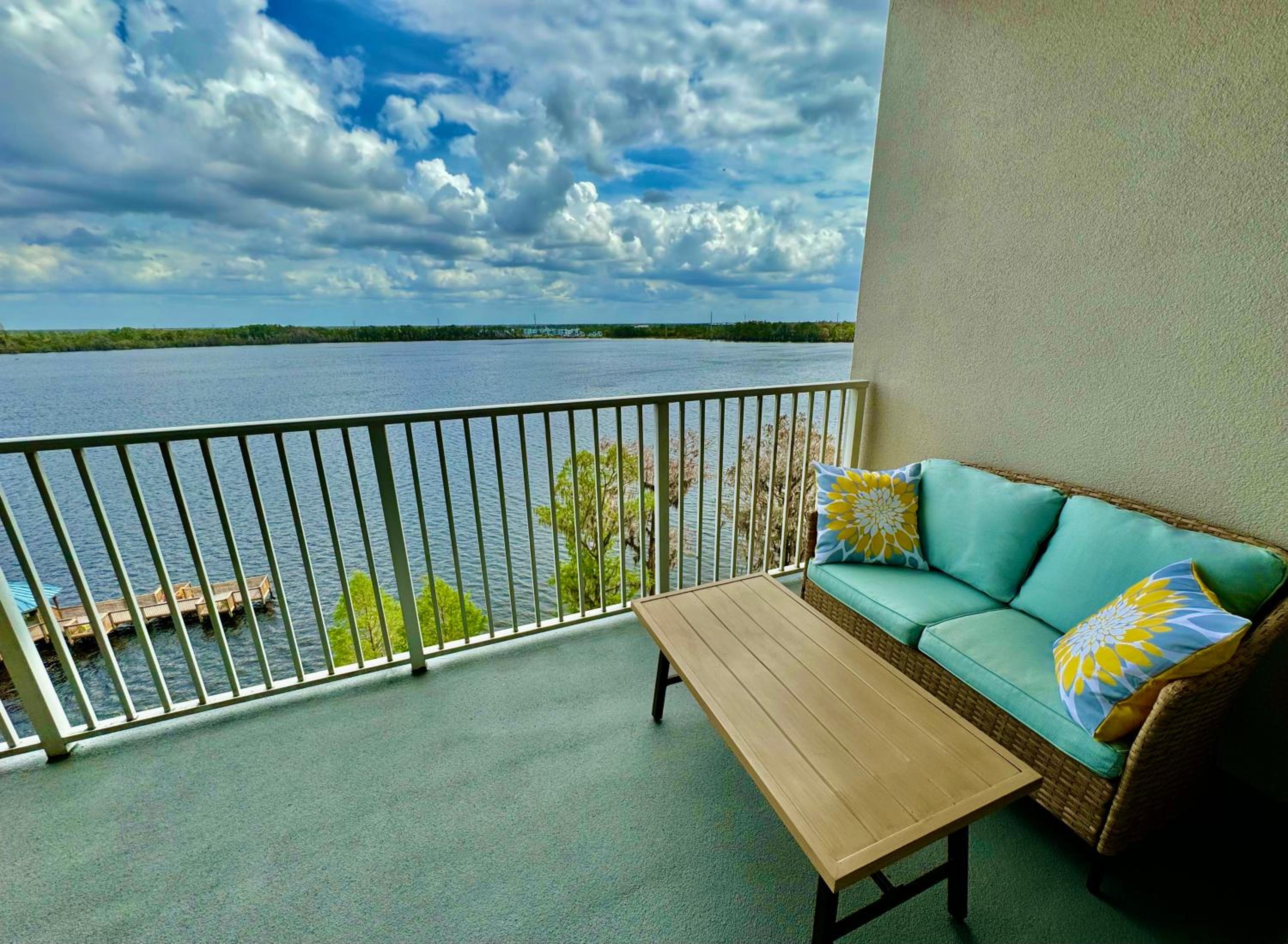 Balcony King Suite - Lake & Pool view