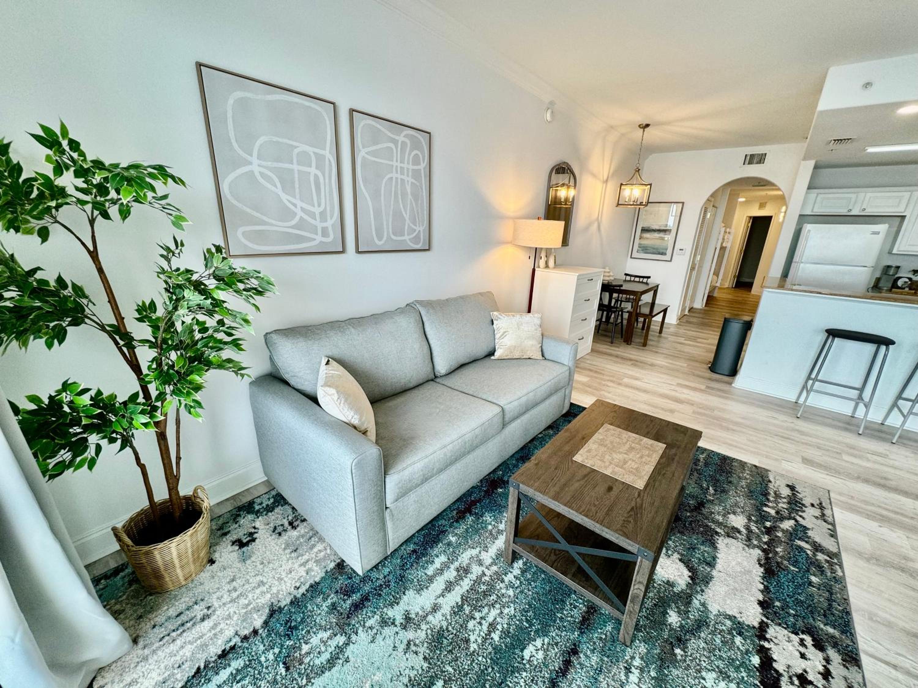 Balcony King Suite - Lake & Pool view