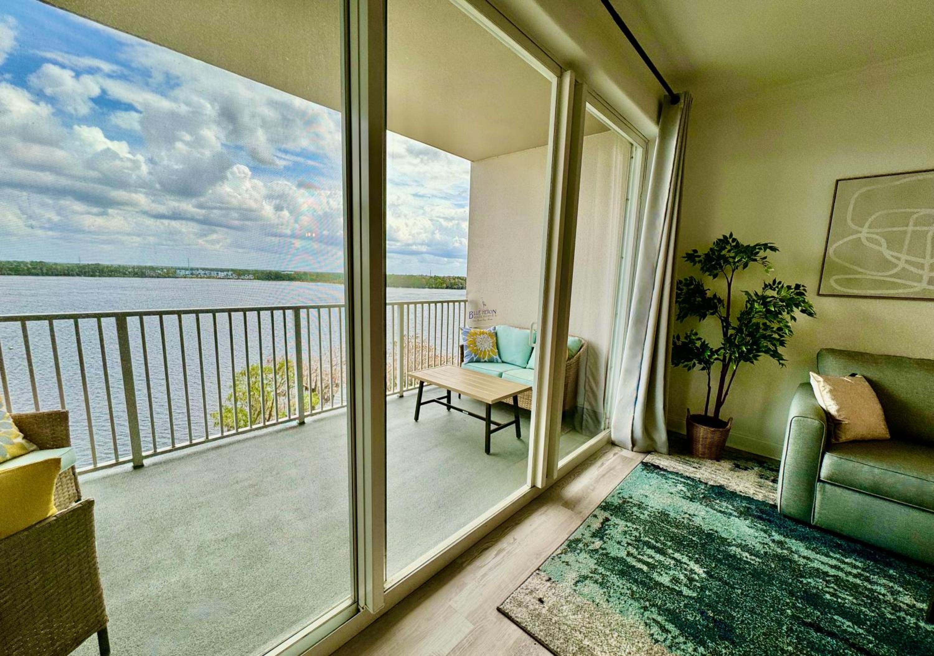 Balcony King Suite - Lake & Pool view