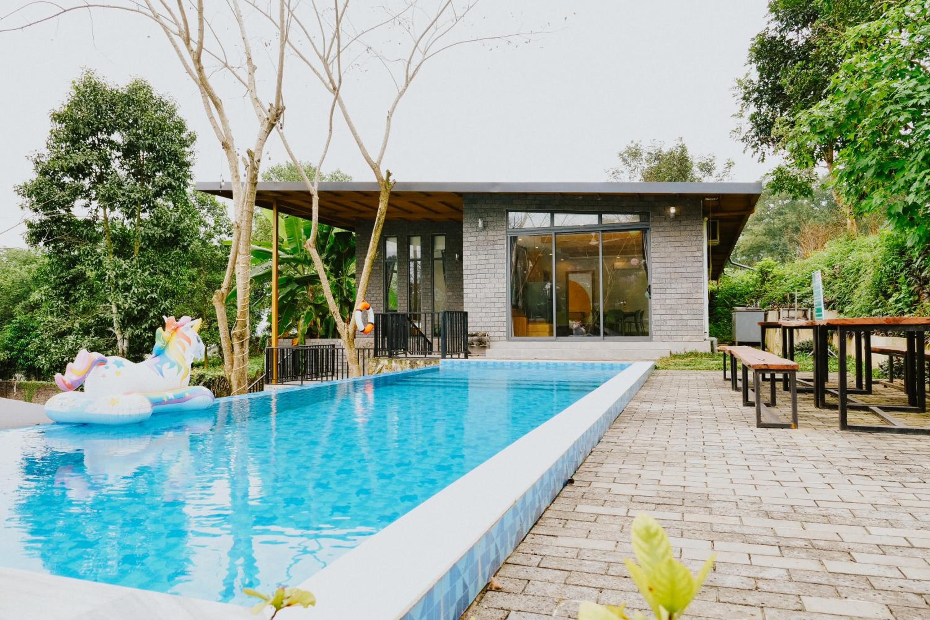 DC Green Villa & Resort Bavi - private pool and Mountain view
