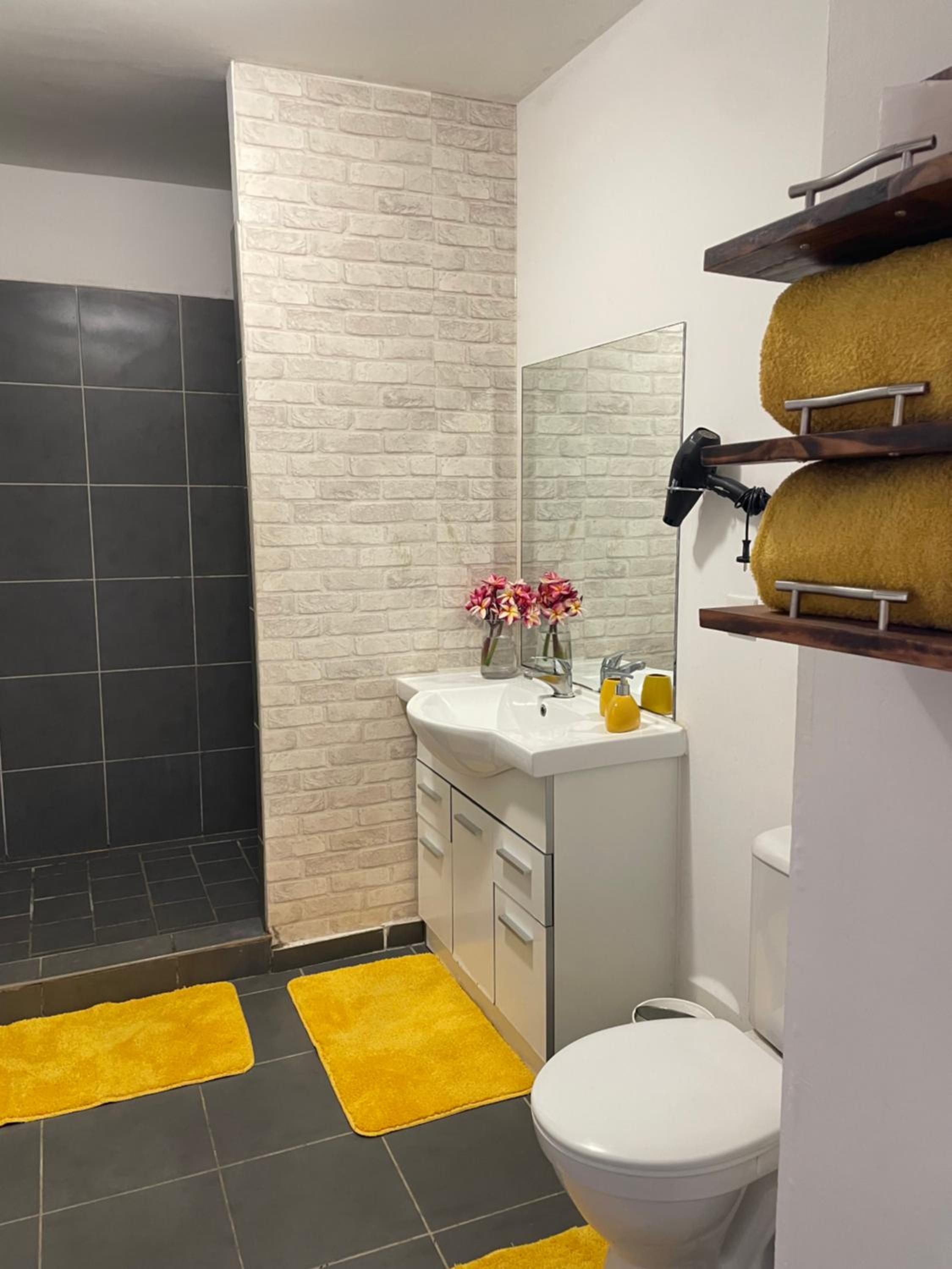 Mat airport apartment