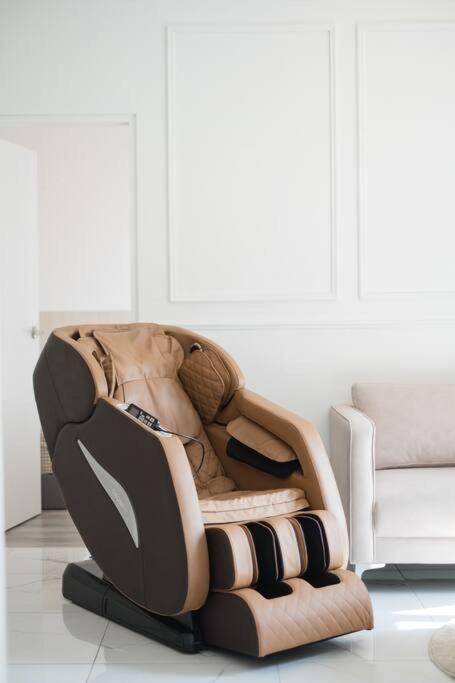 Cubic Botanical Massage Chair 3BR8Pax MidValley
