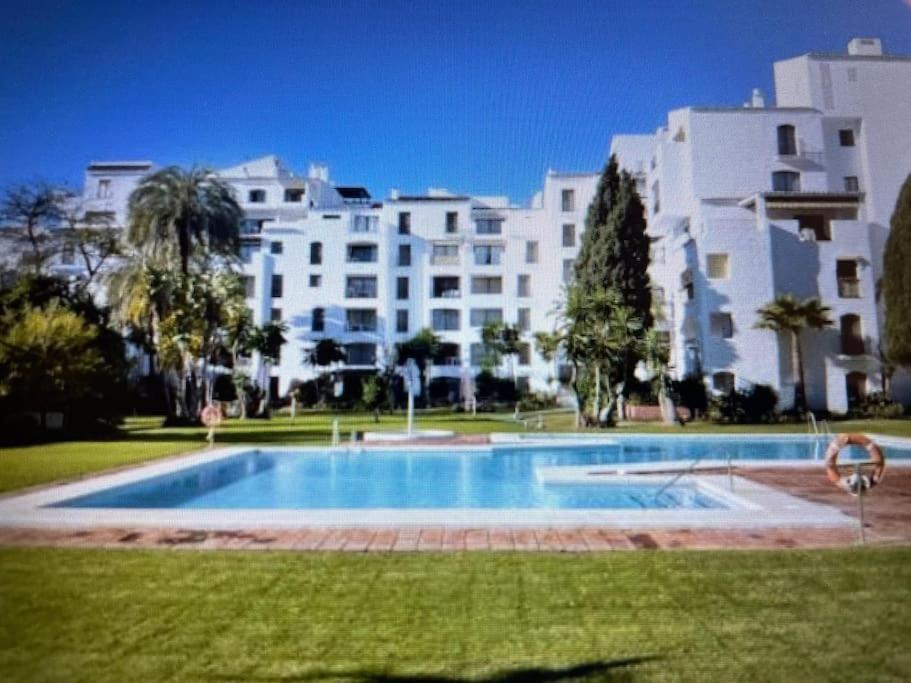 banus elegant modern studio