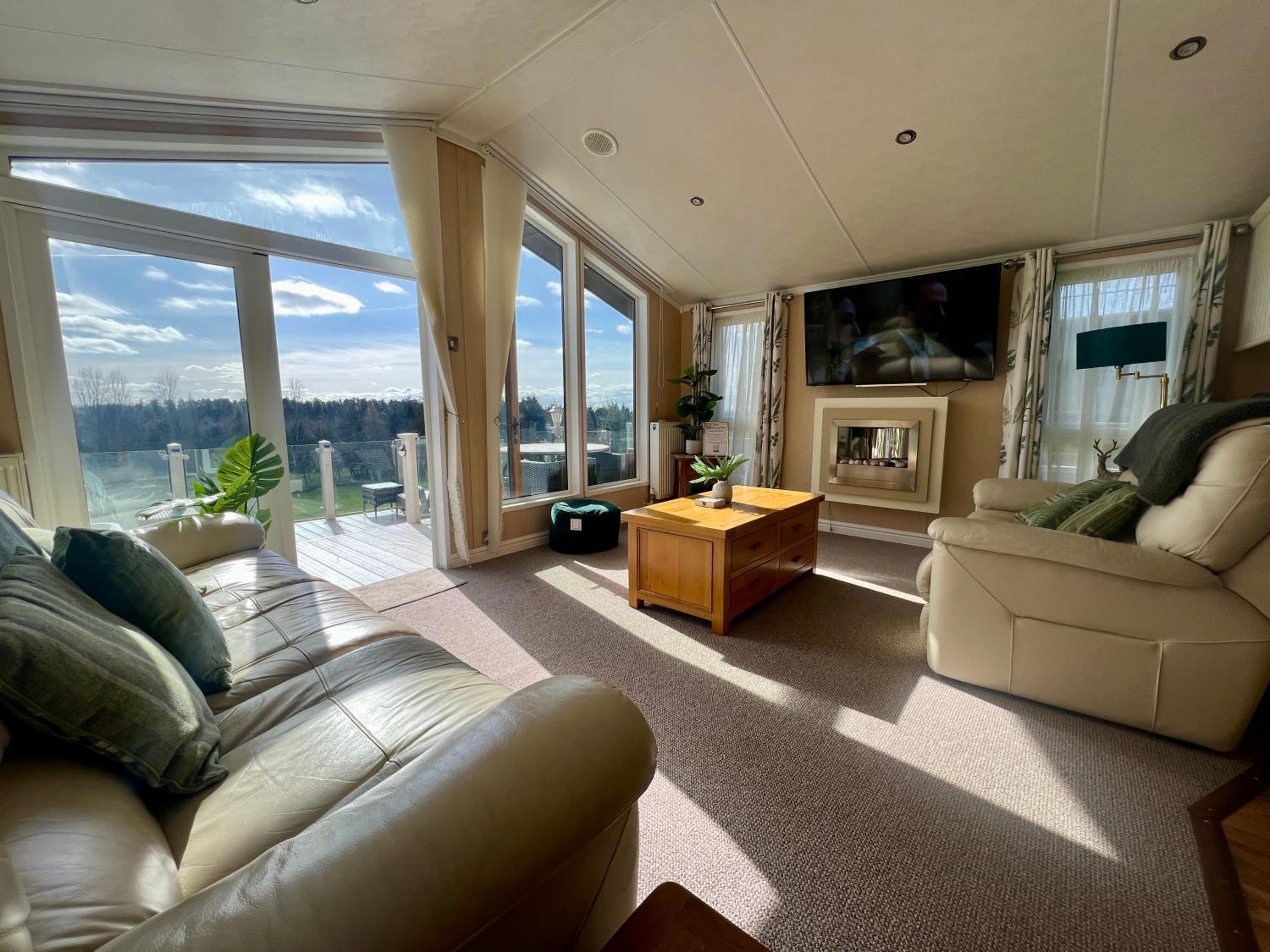 Hot Tub Lodge, Panoramic Views & Free Golf, Dog Friendly