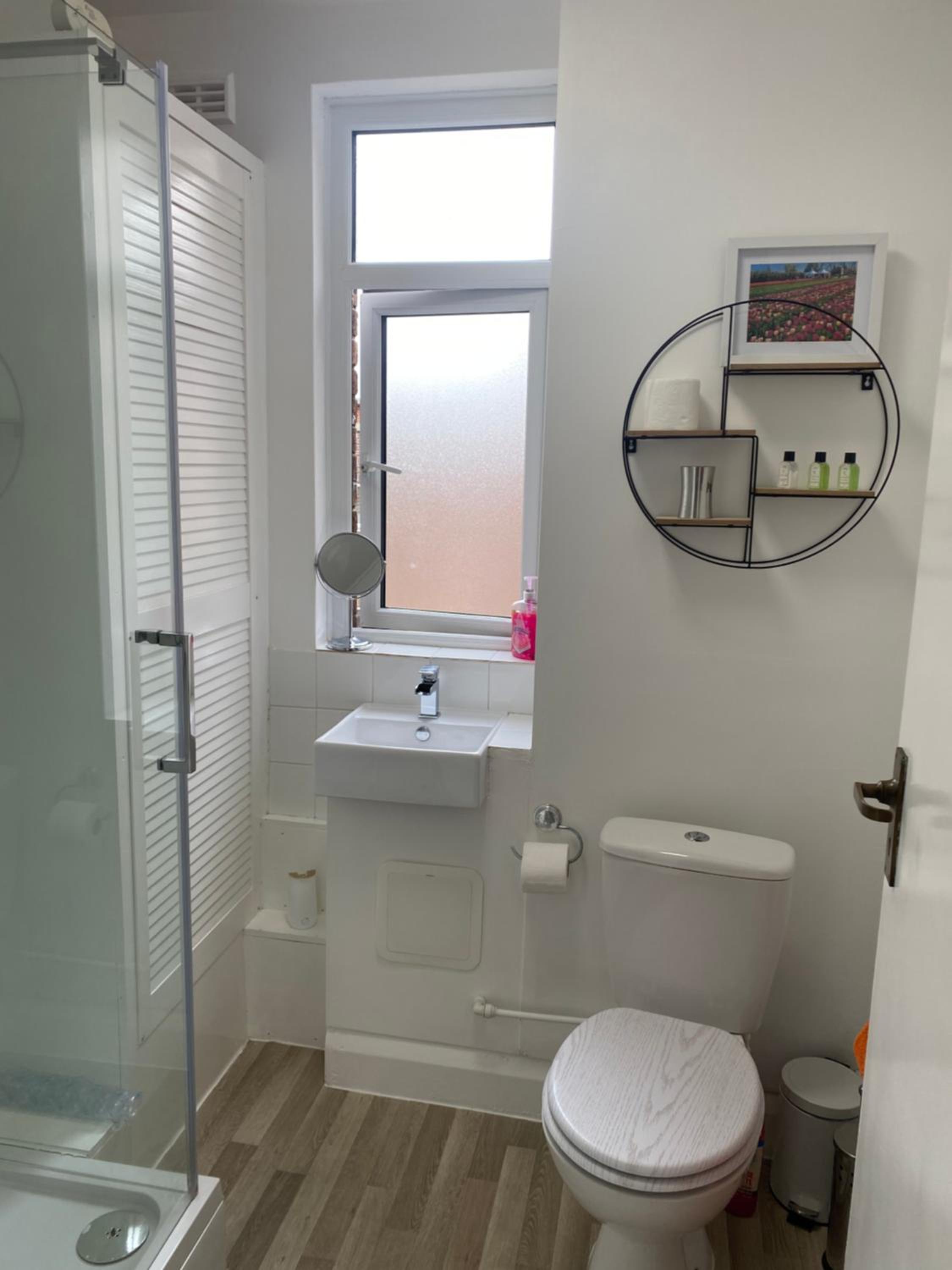 Modern Central Apartment with Free Parking view 2