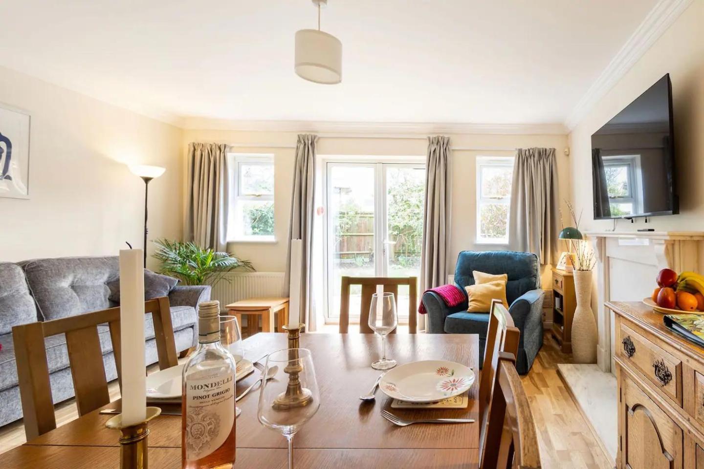 Spacious 4-bedroom townhouse in the city center with free parking view 4