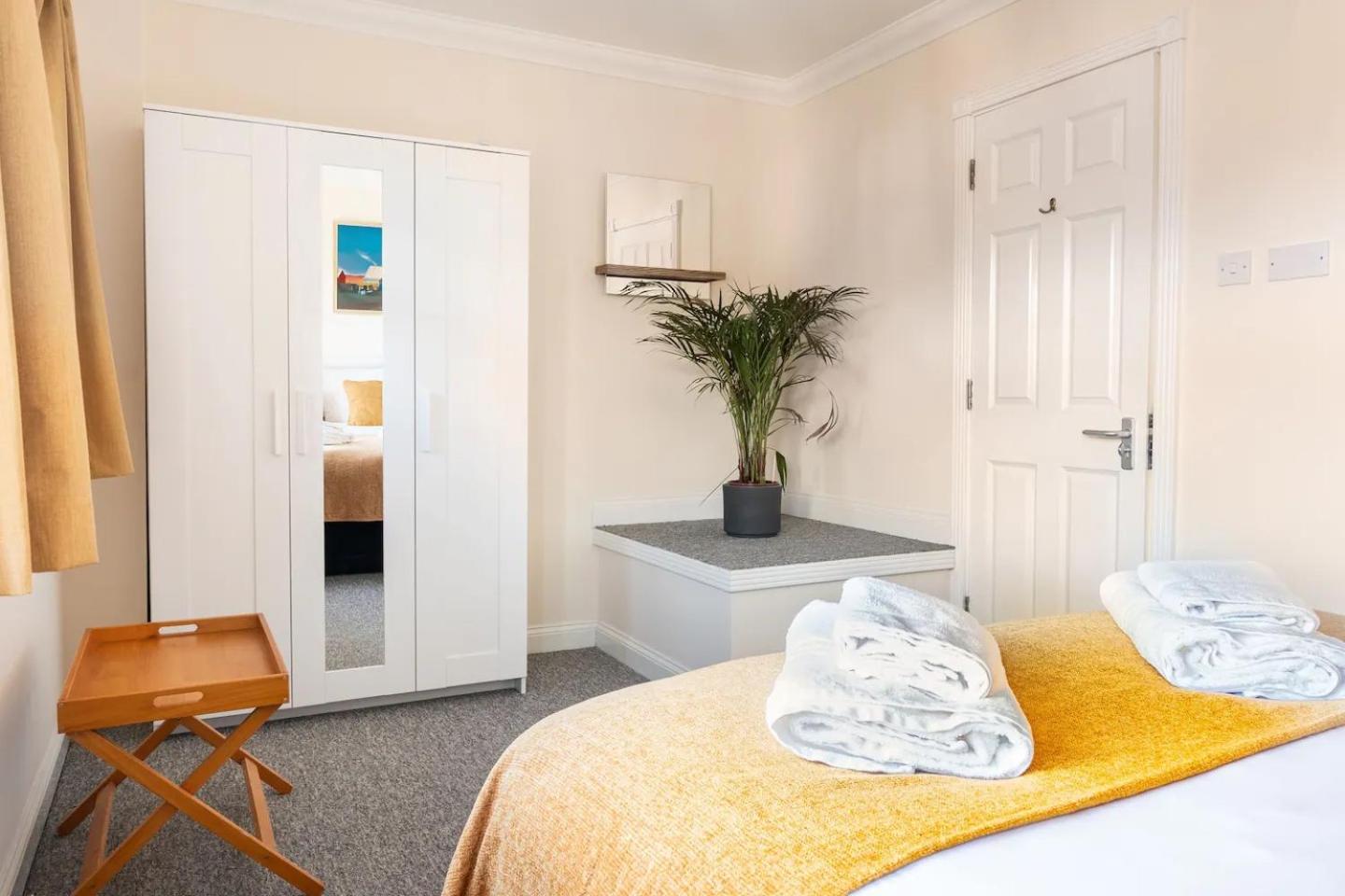 Spacious 4-bedroom townhouse in the city center with free parking view 3