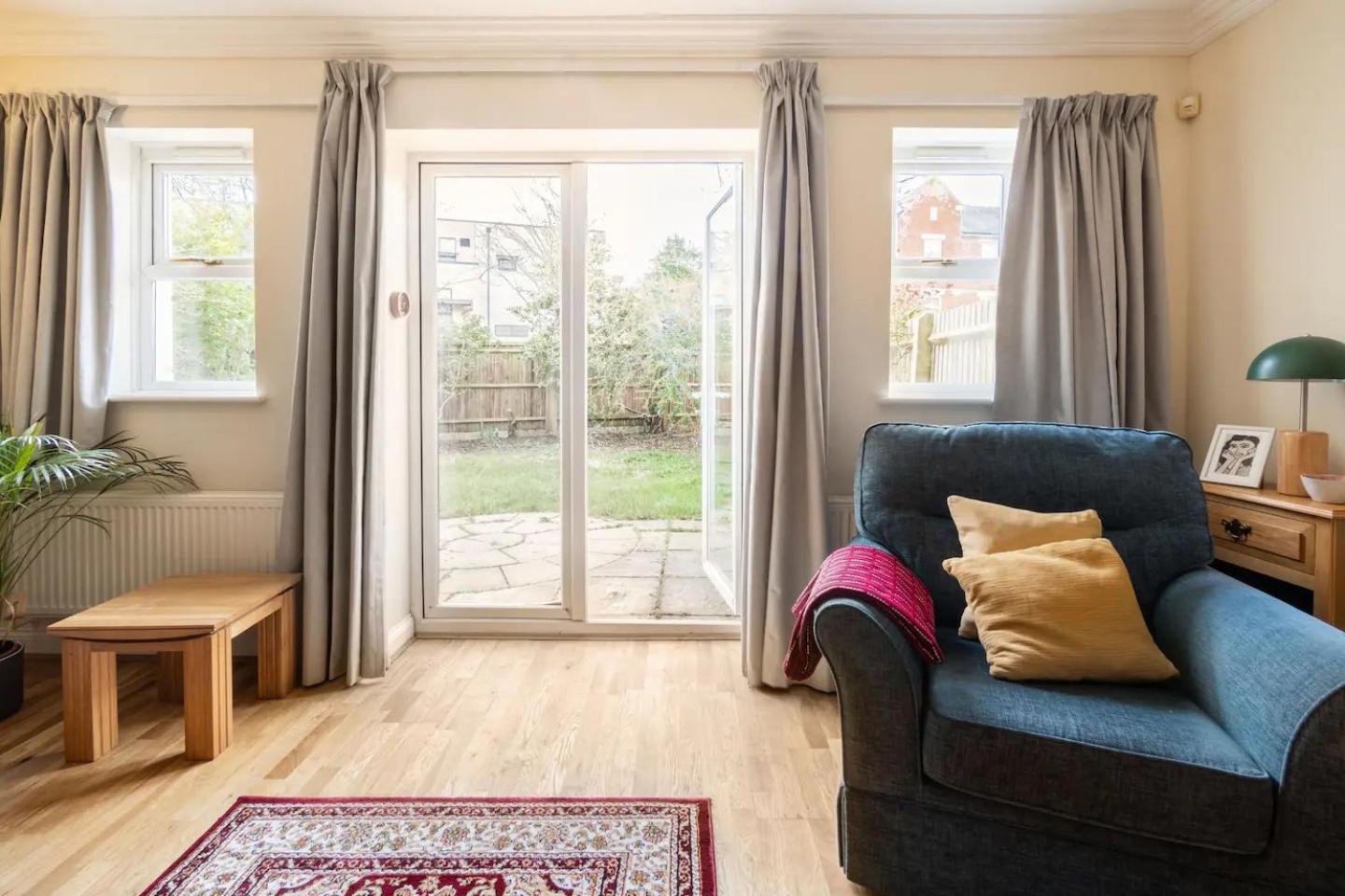 Spacious 4-bedroom townhouse in the city center with free parking view 5