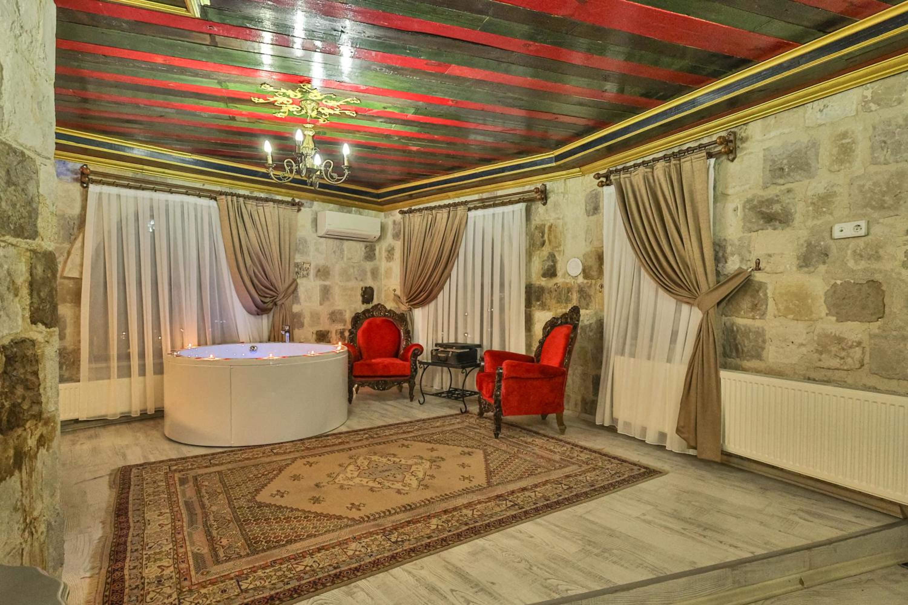 Bedrock Cave Hotel - Image 5