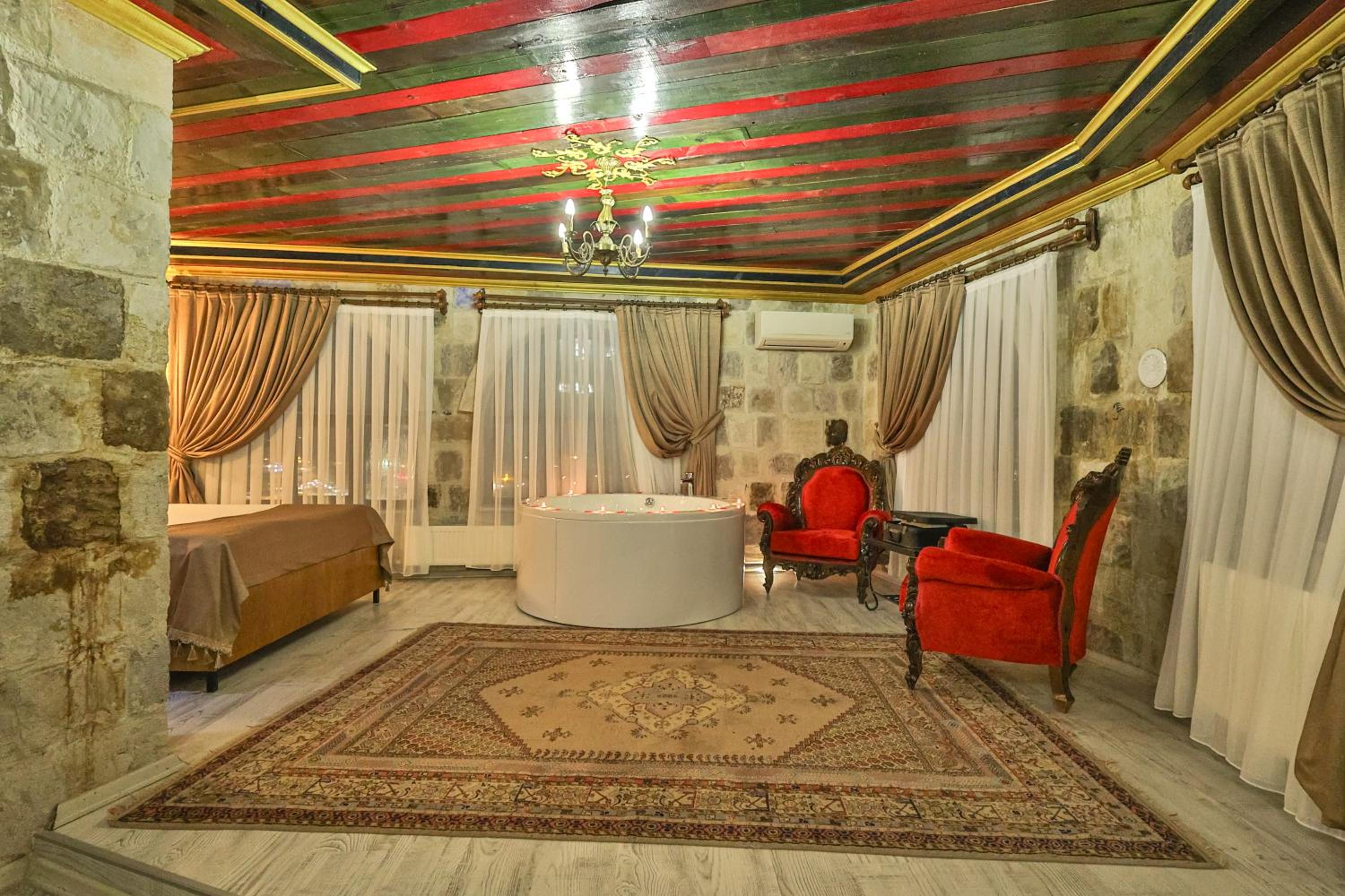 Bedrock Cave Hotel - Image 7