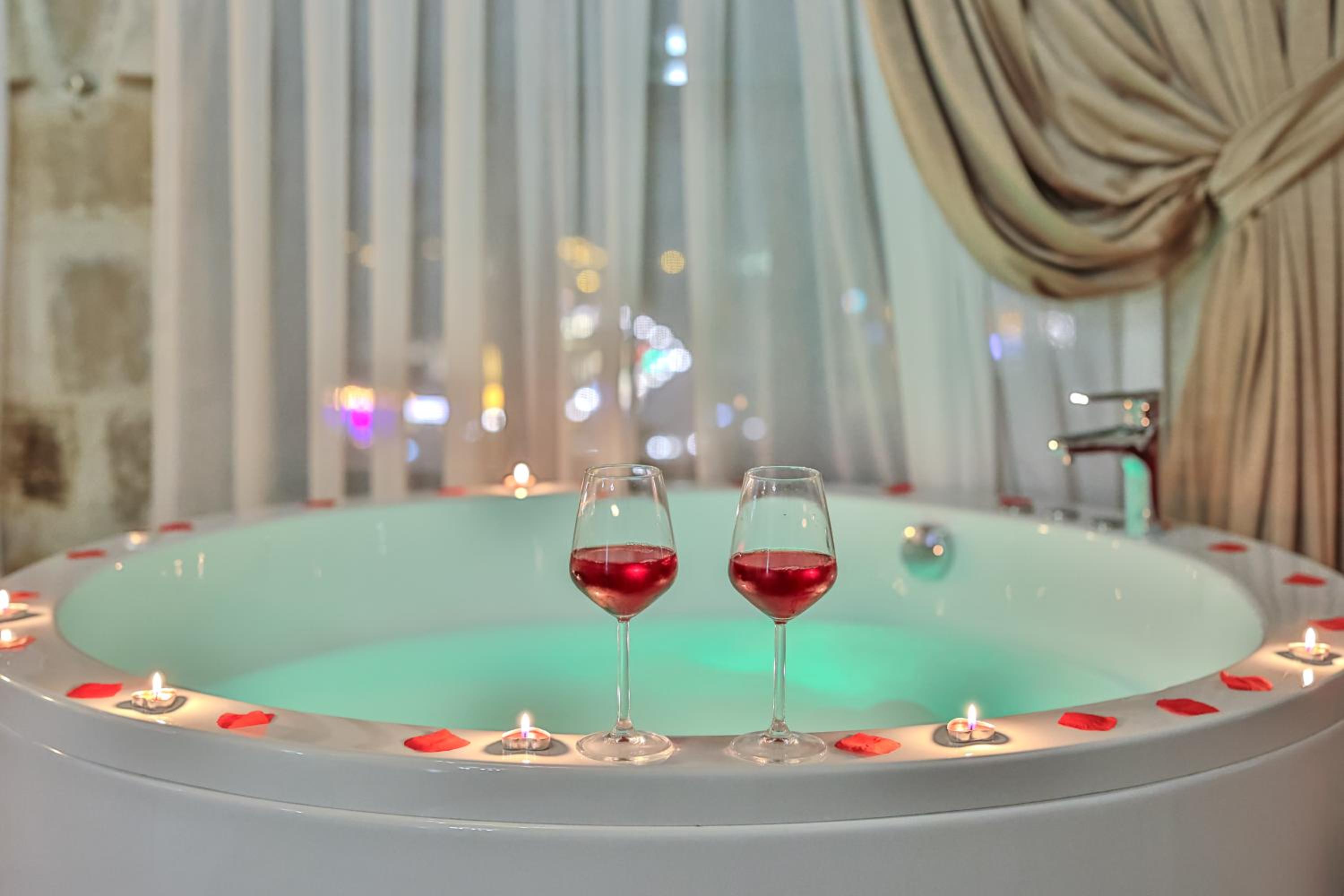 Bedrock Cave Hotel - Image 9