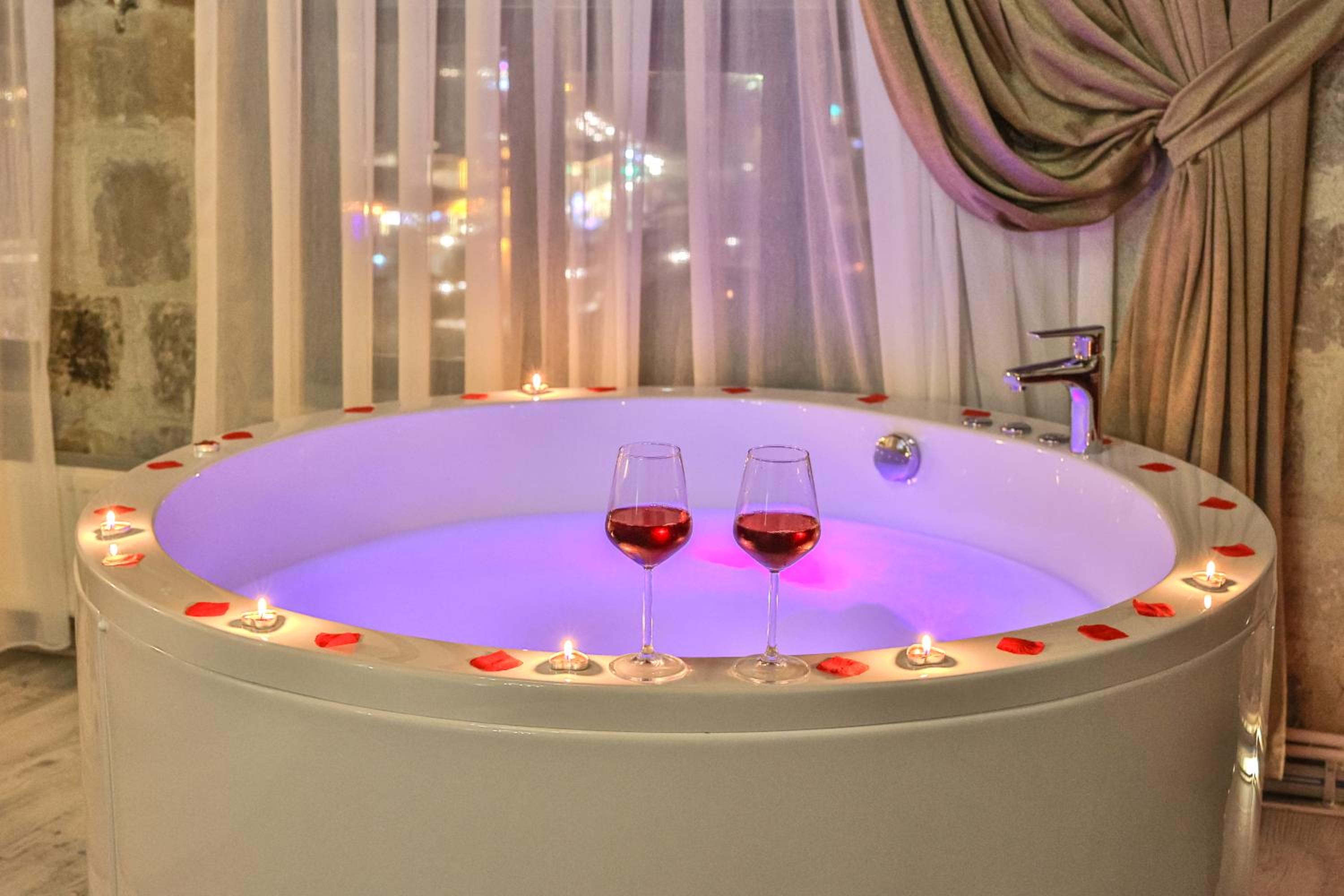 Bedrock Cave Hotel - Image 11