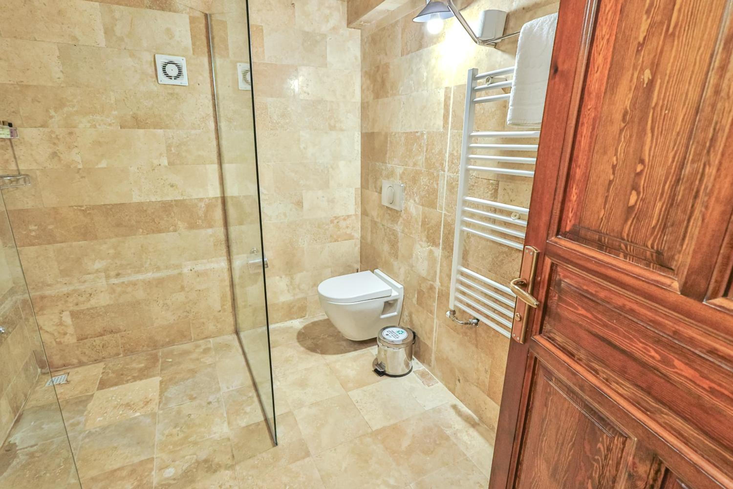 Bedrock Cave Hotel - Image 12