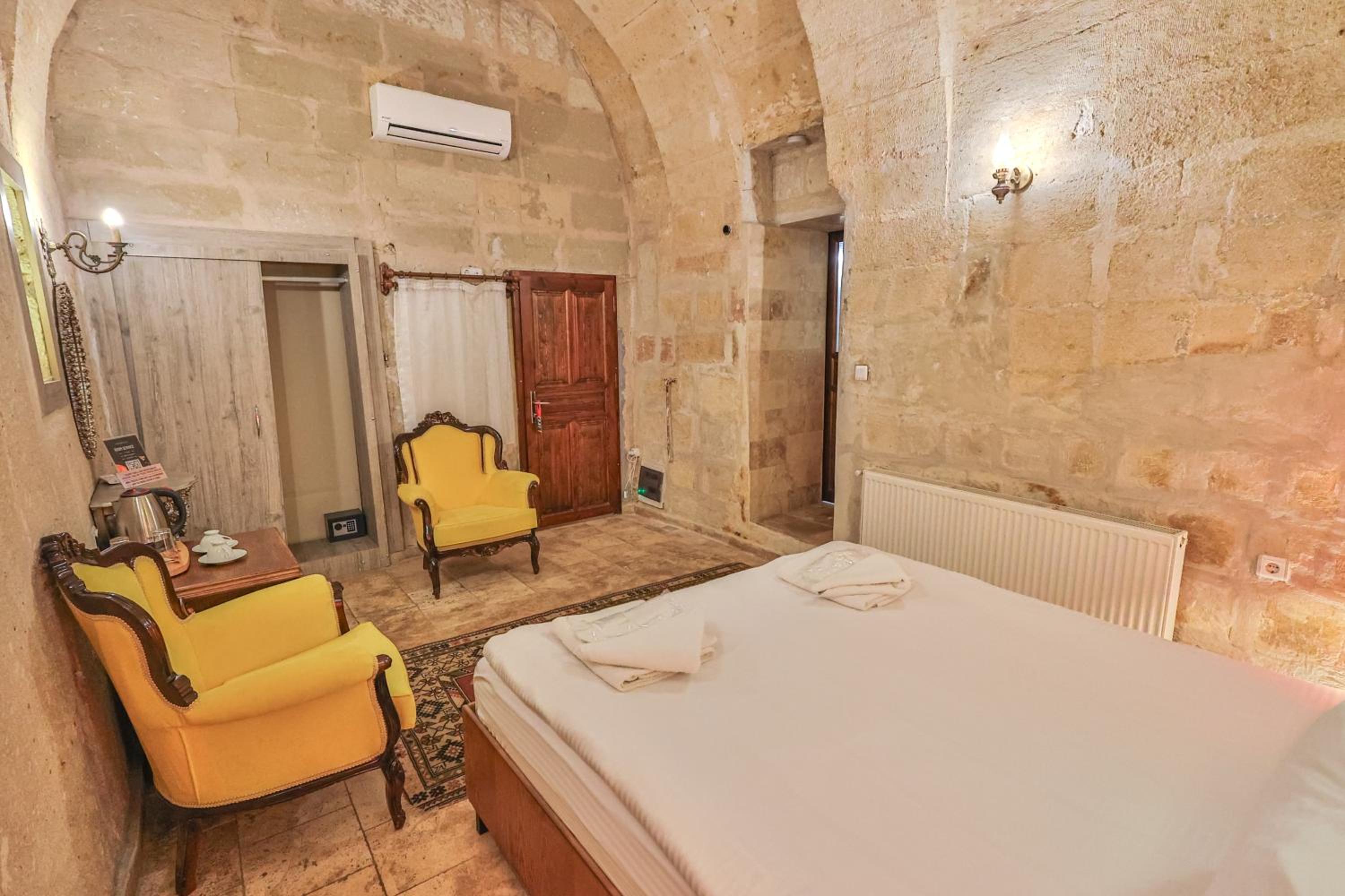 Bedrock Cave Hotel - Image 24