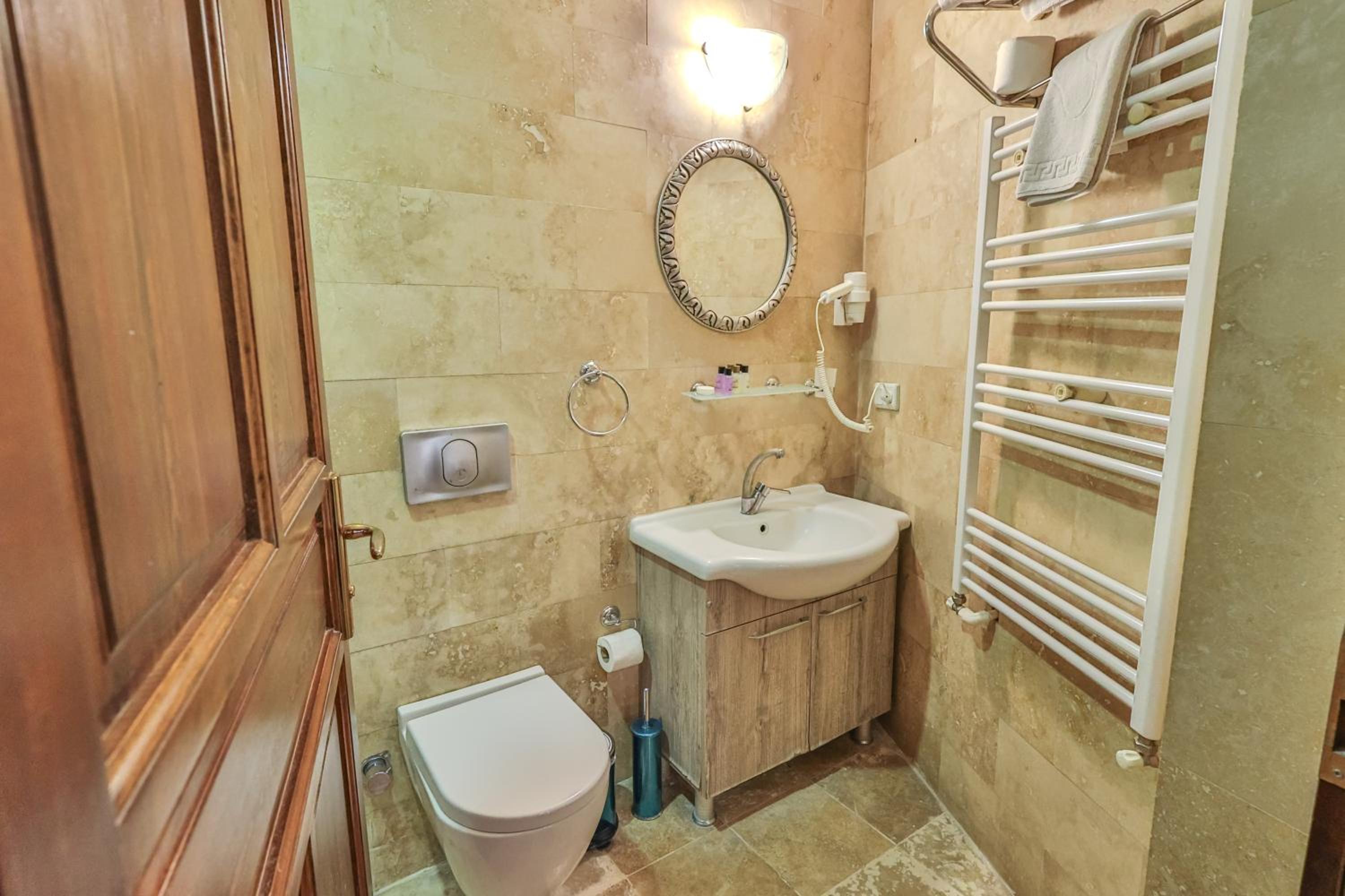 Bedrock Cave Hotel - Image 106