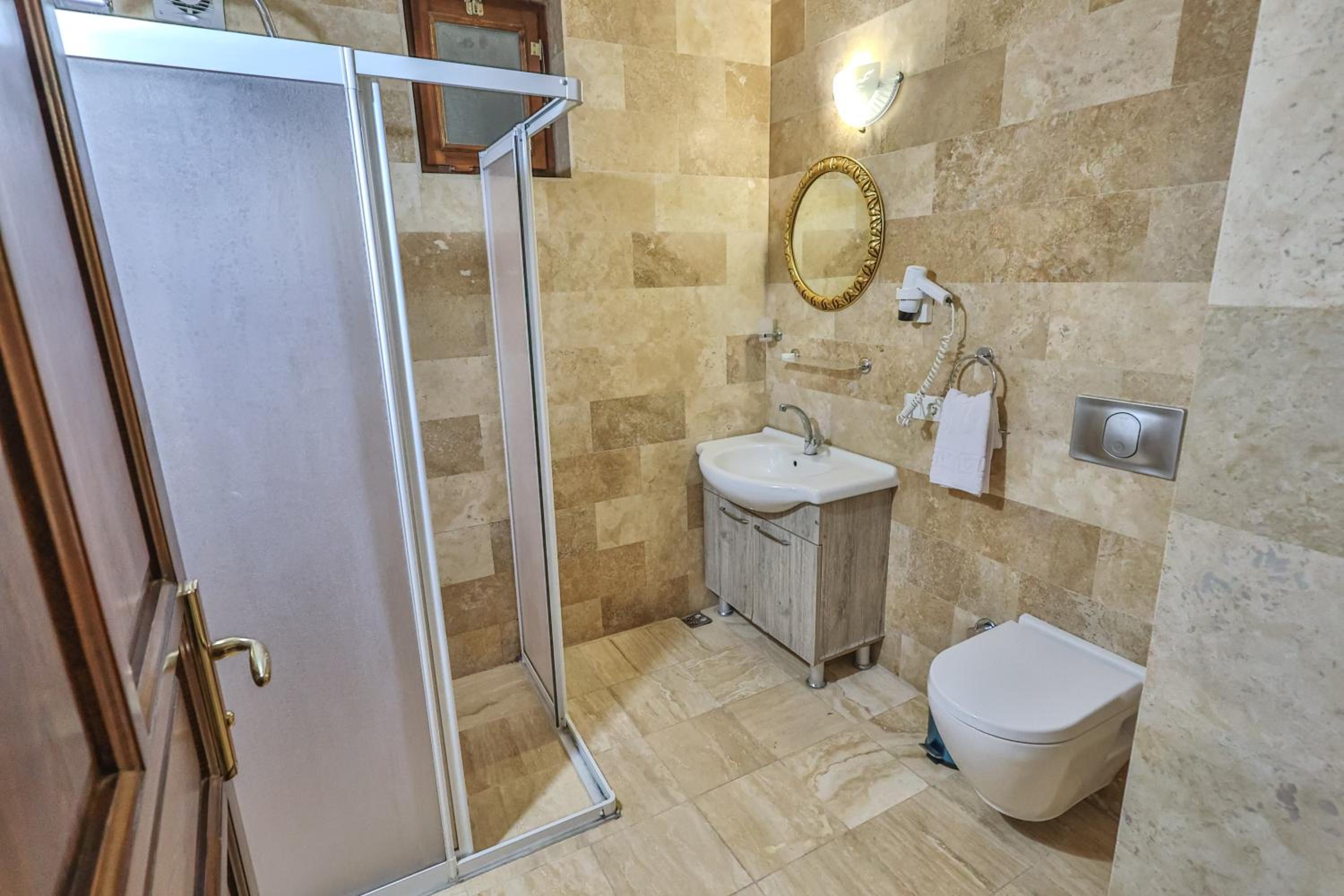 Bedrock Cave Hotel - Image 27