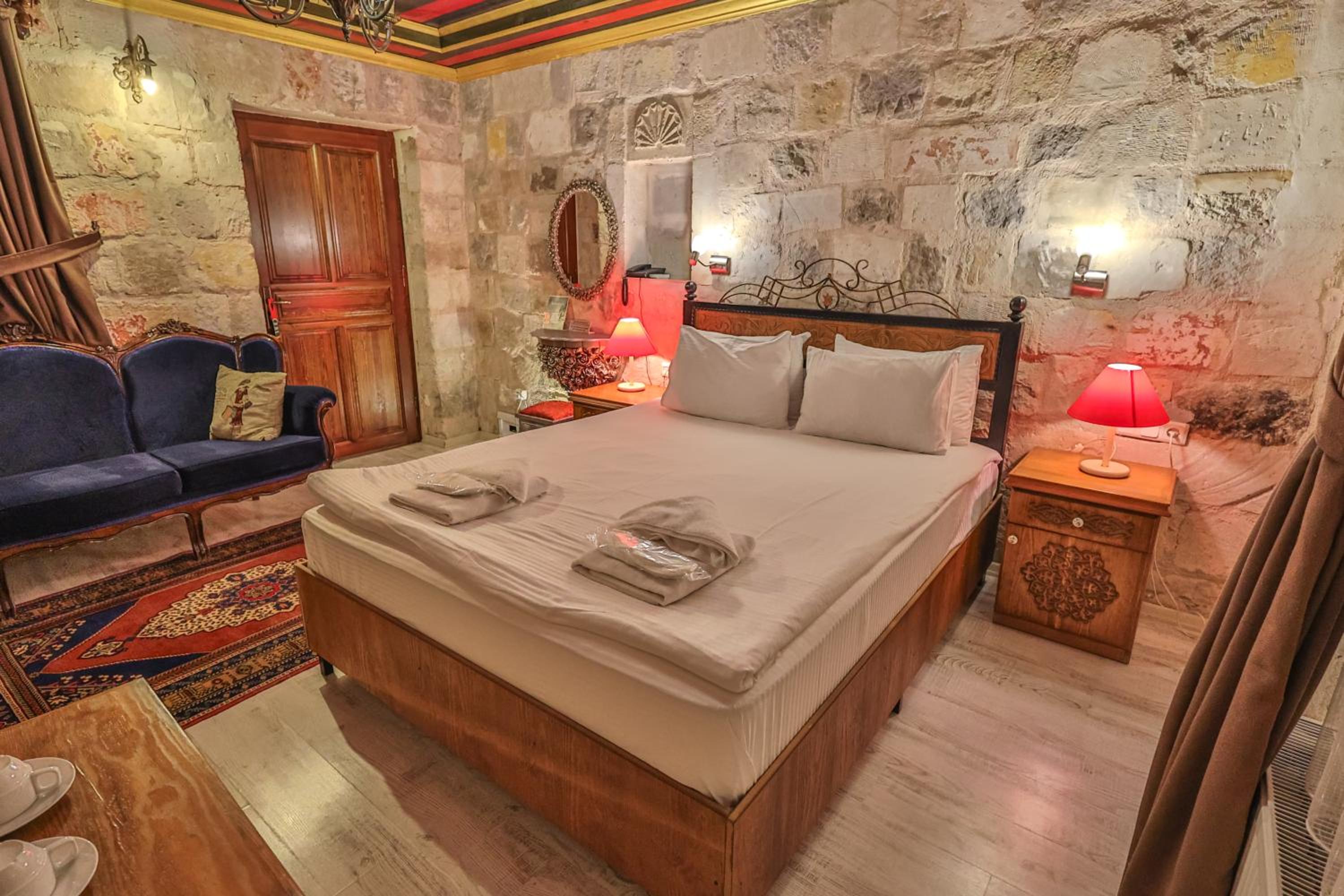 Bedrock Cave Hotel - Image 28