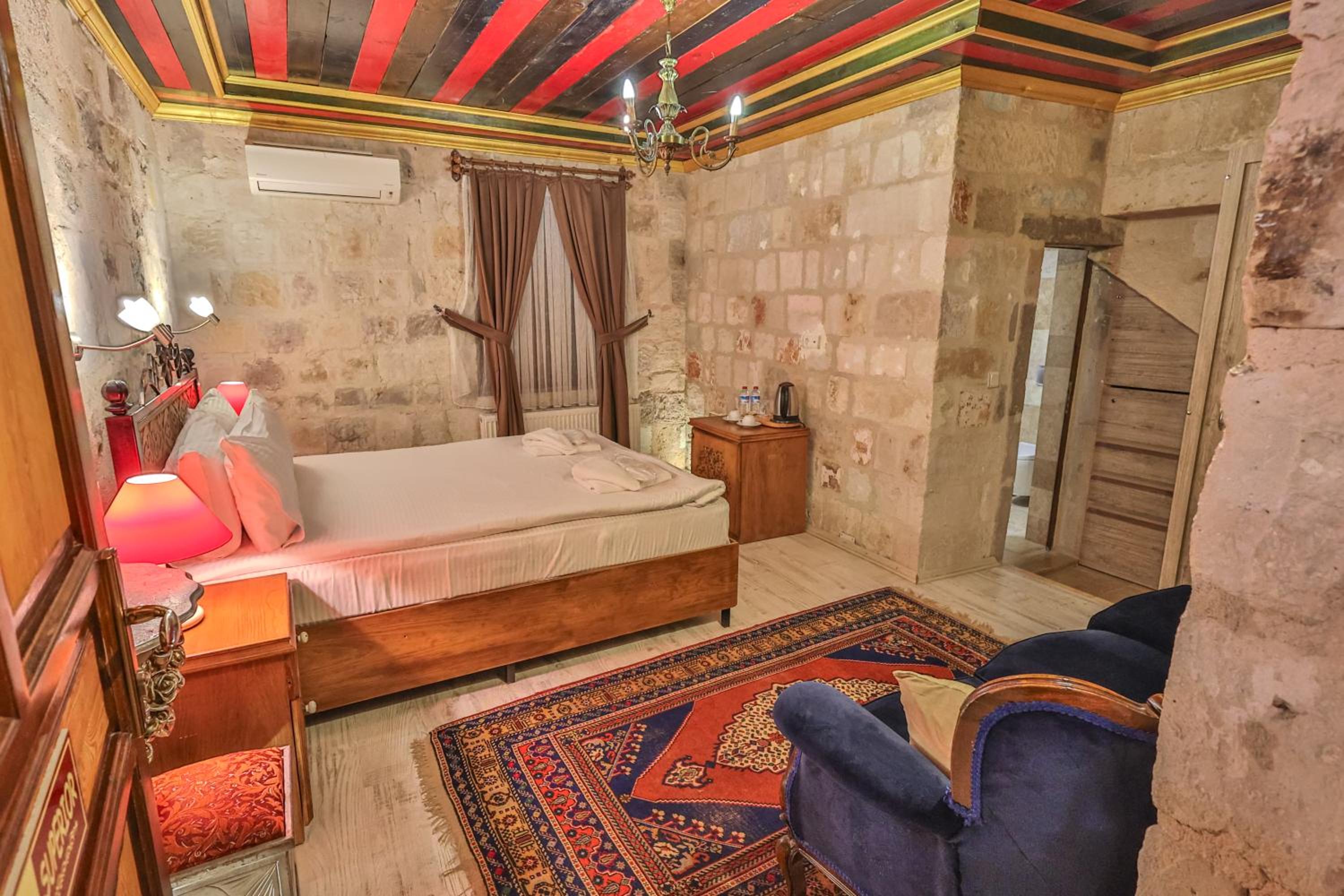 Bedrock Cave Hotel - Image 29