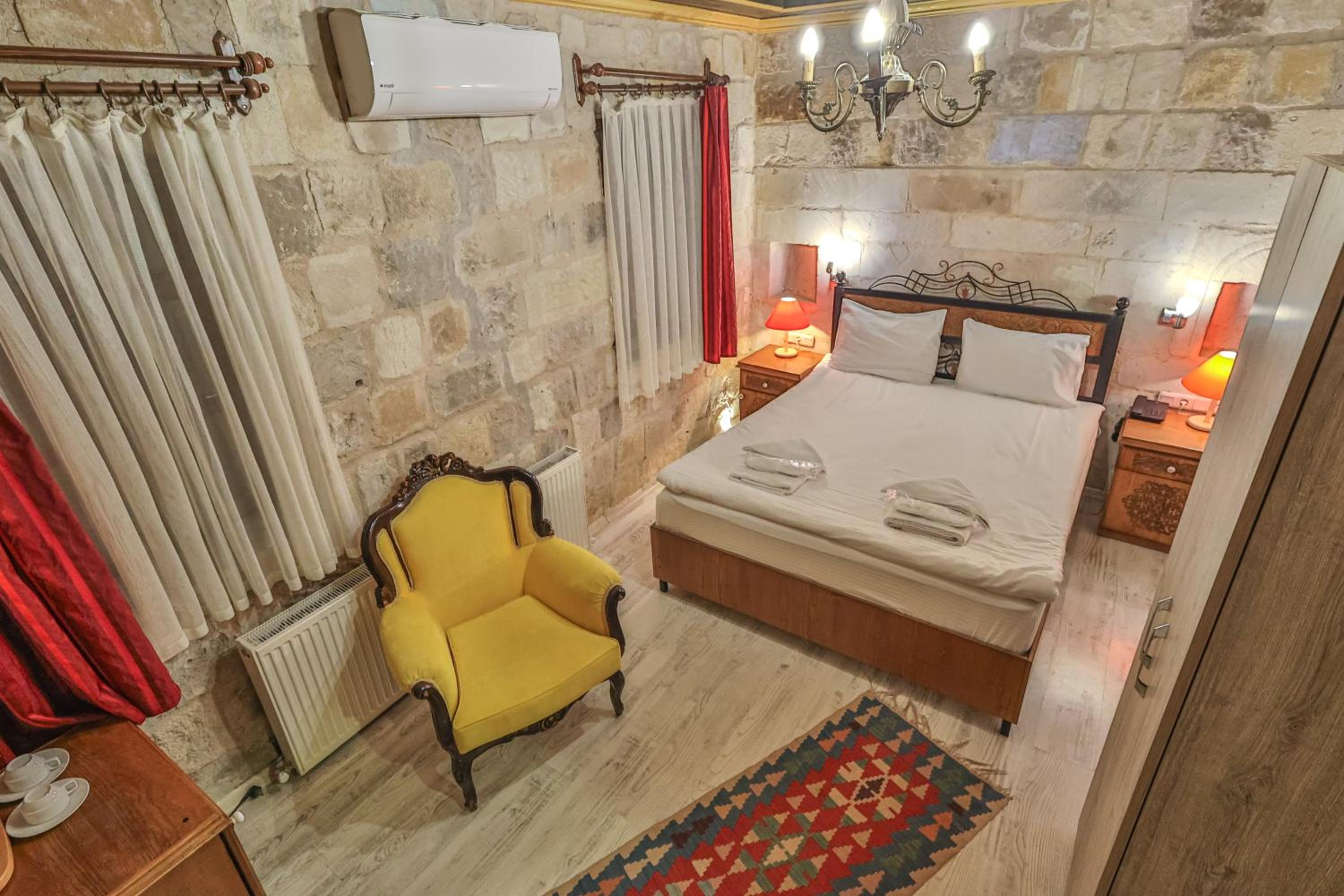 Bedrock Cave Hotel - Image 93