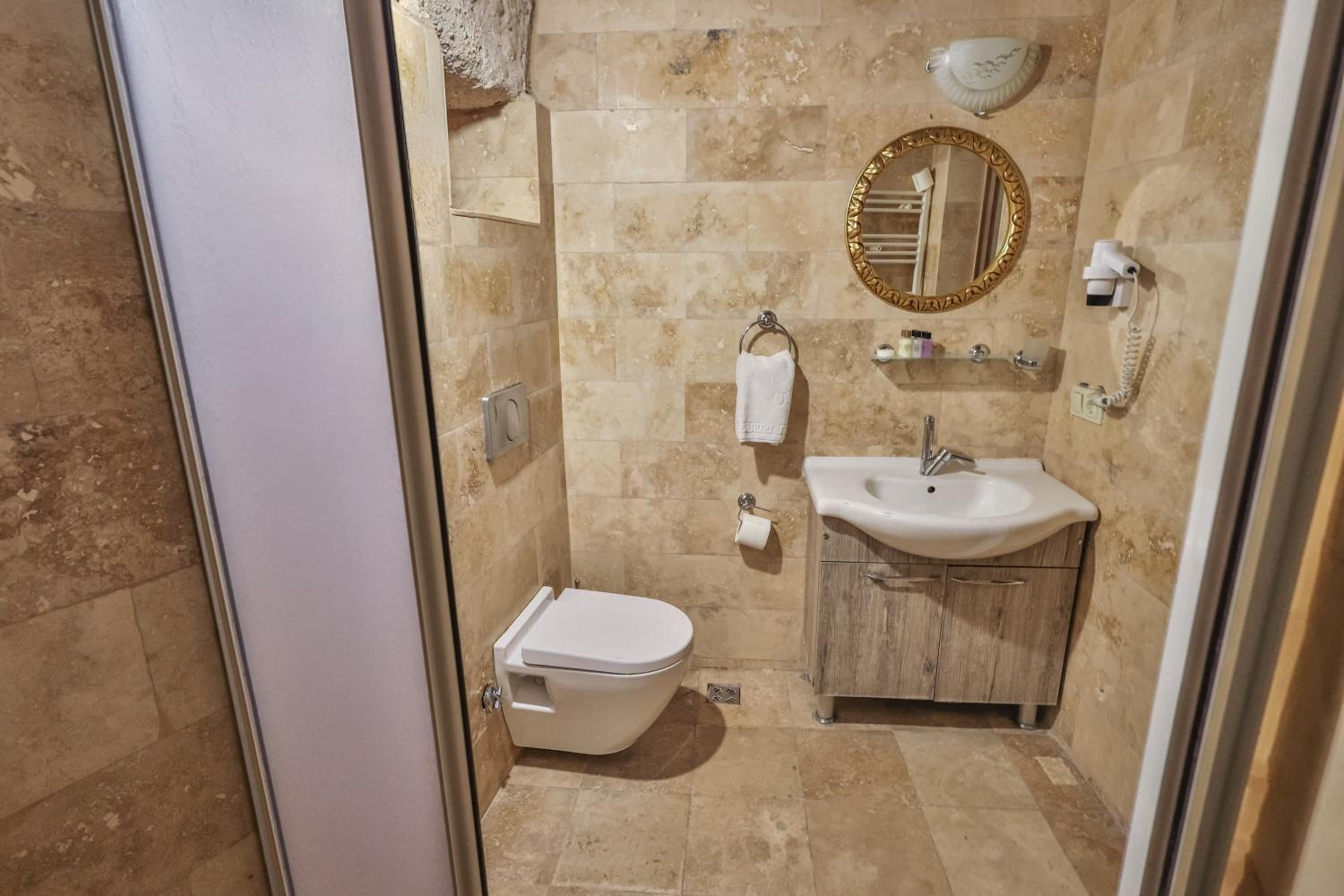 Bedrock Cave Hotel - Image 96