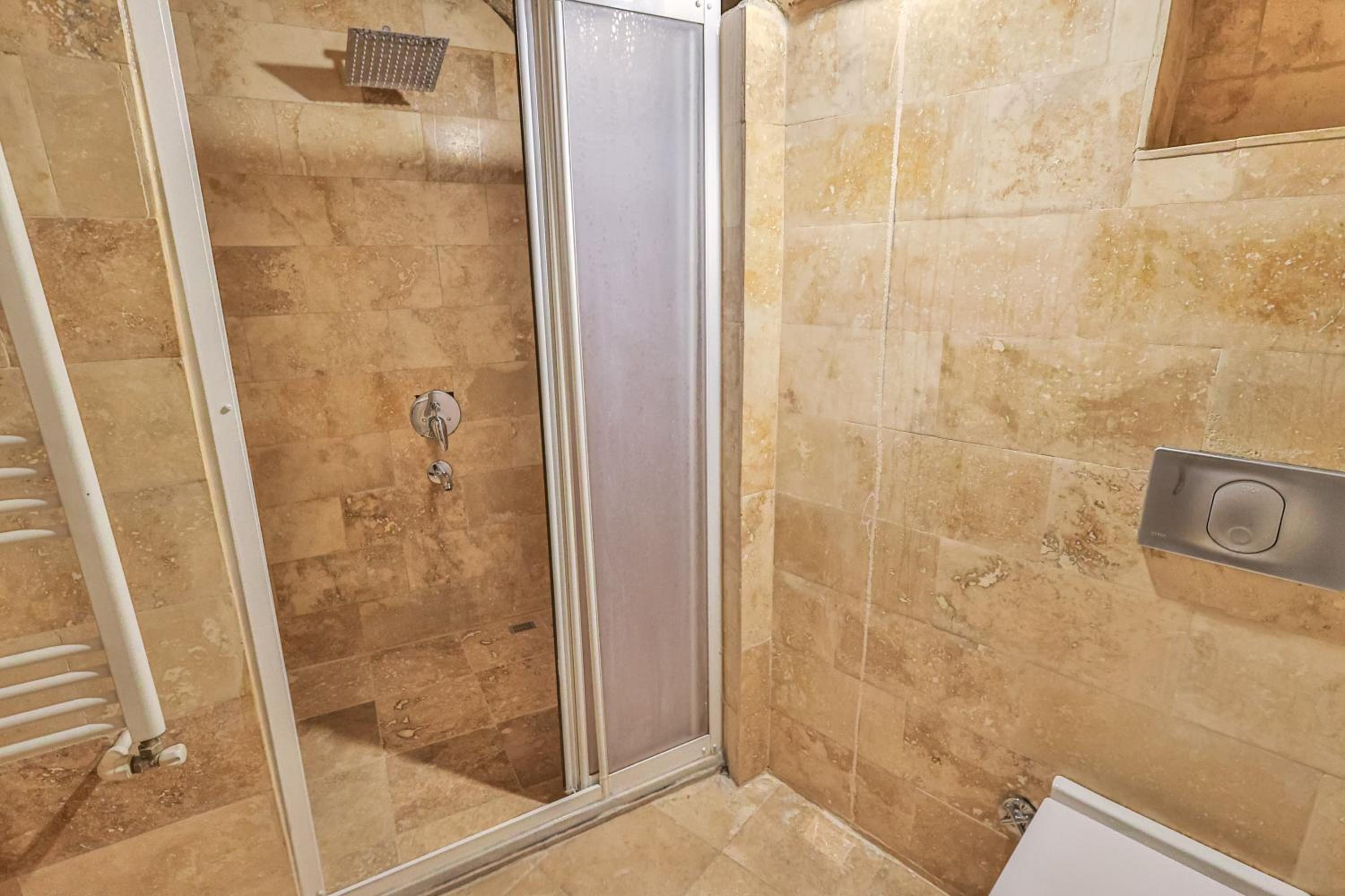 Bedrock Cave Hotel - Image 97