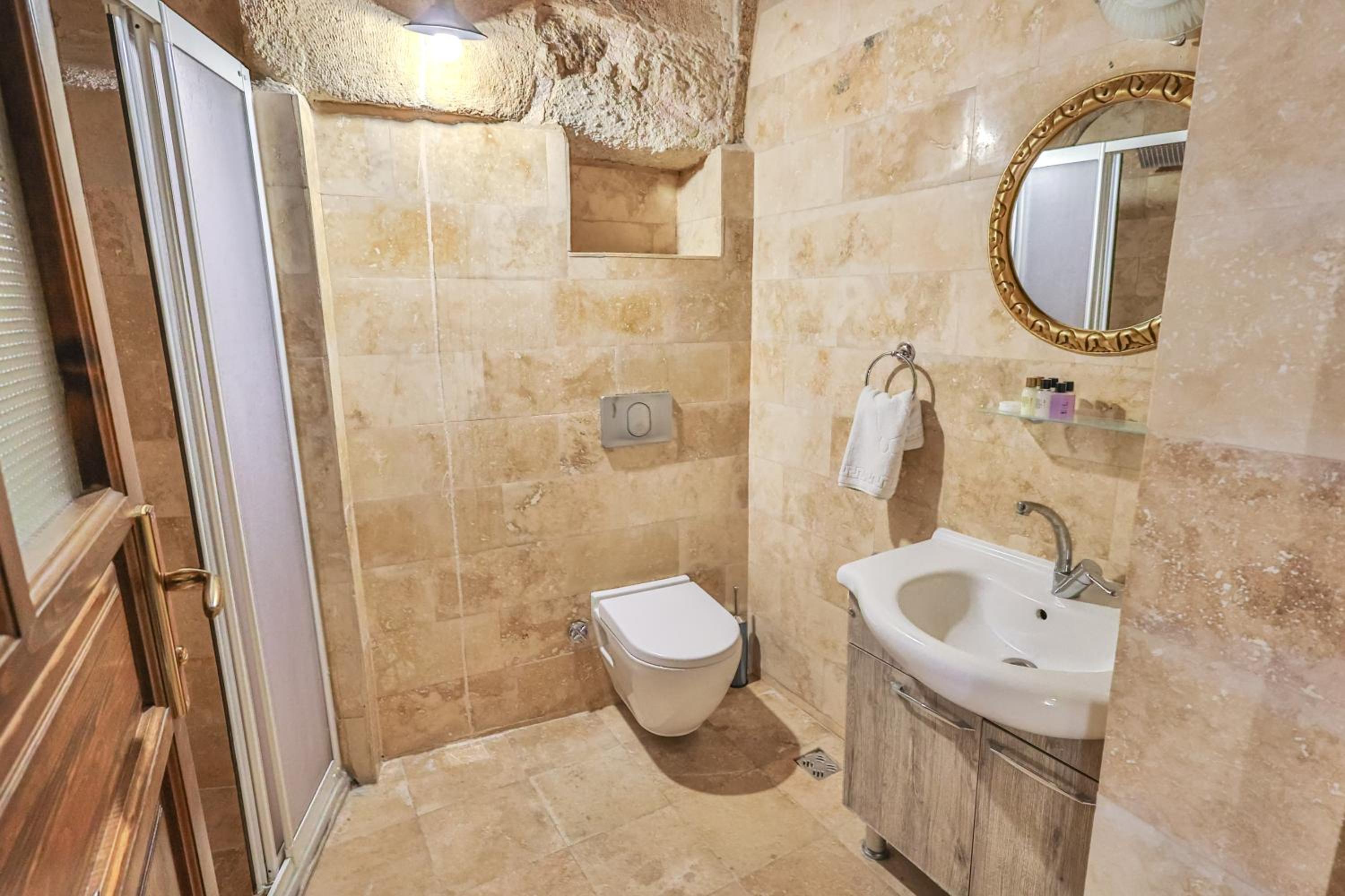 Bedrock Cave Hotel - Image 37