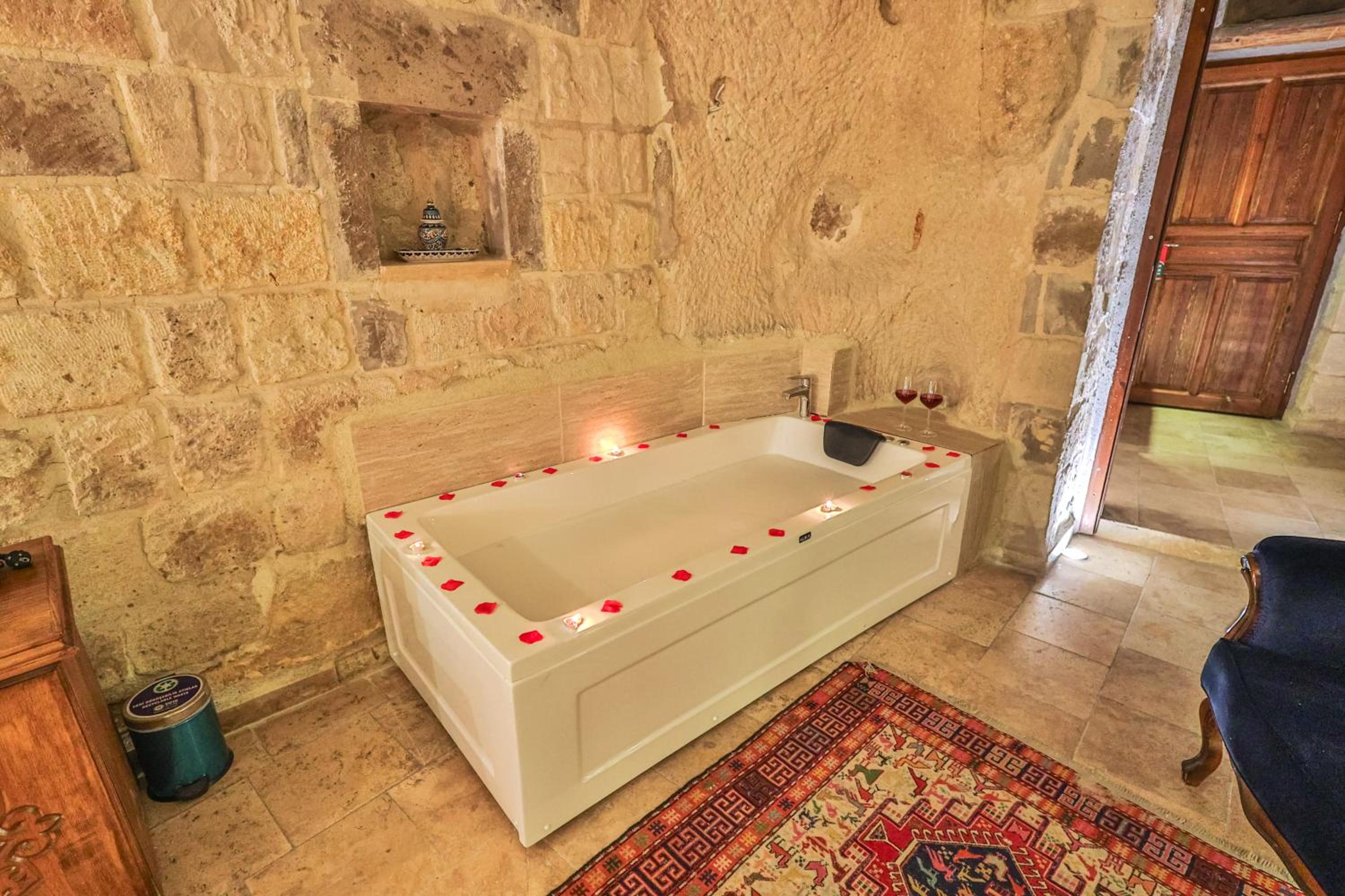 Bedrock Cave Hotel - Image 39