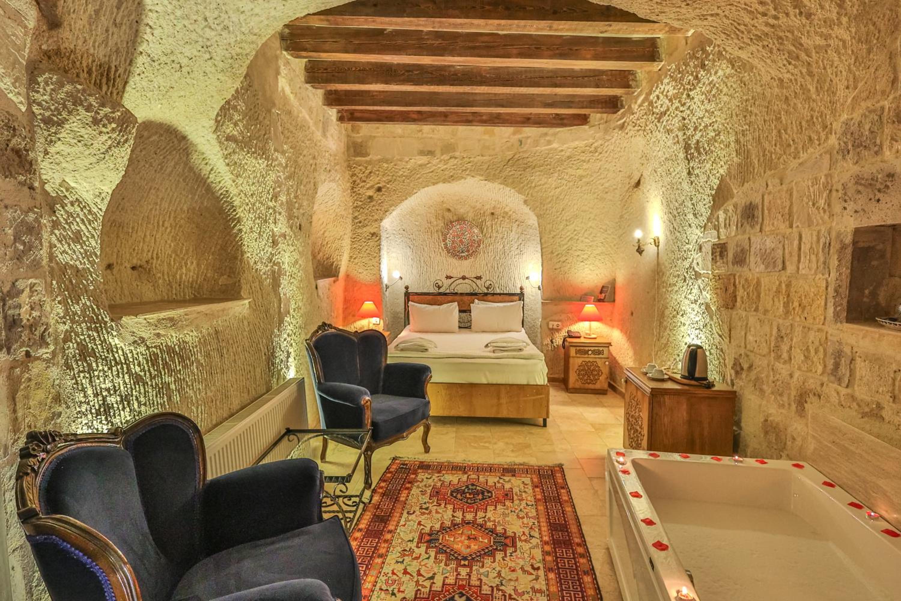 Bedrock Cave Hotel - Image 48