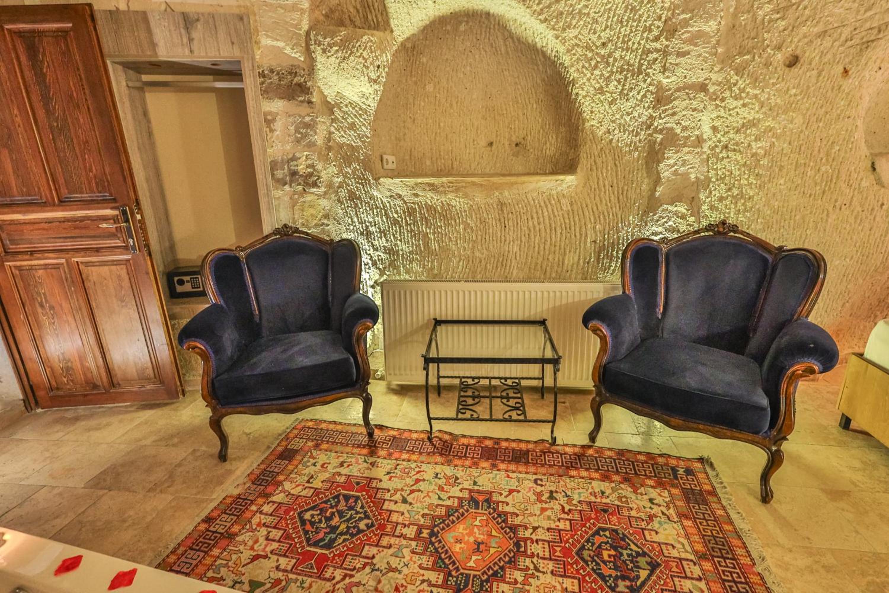 Bedrock Cave Hotel - Image 49