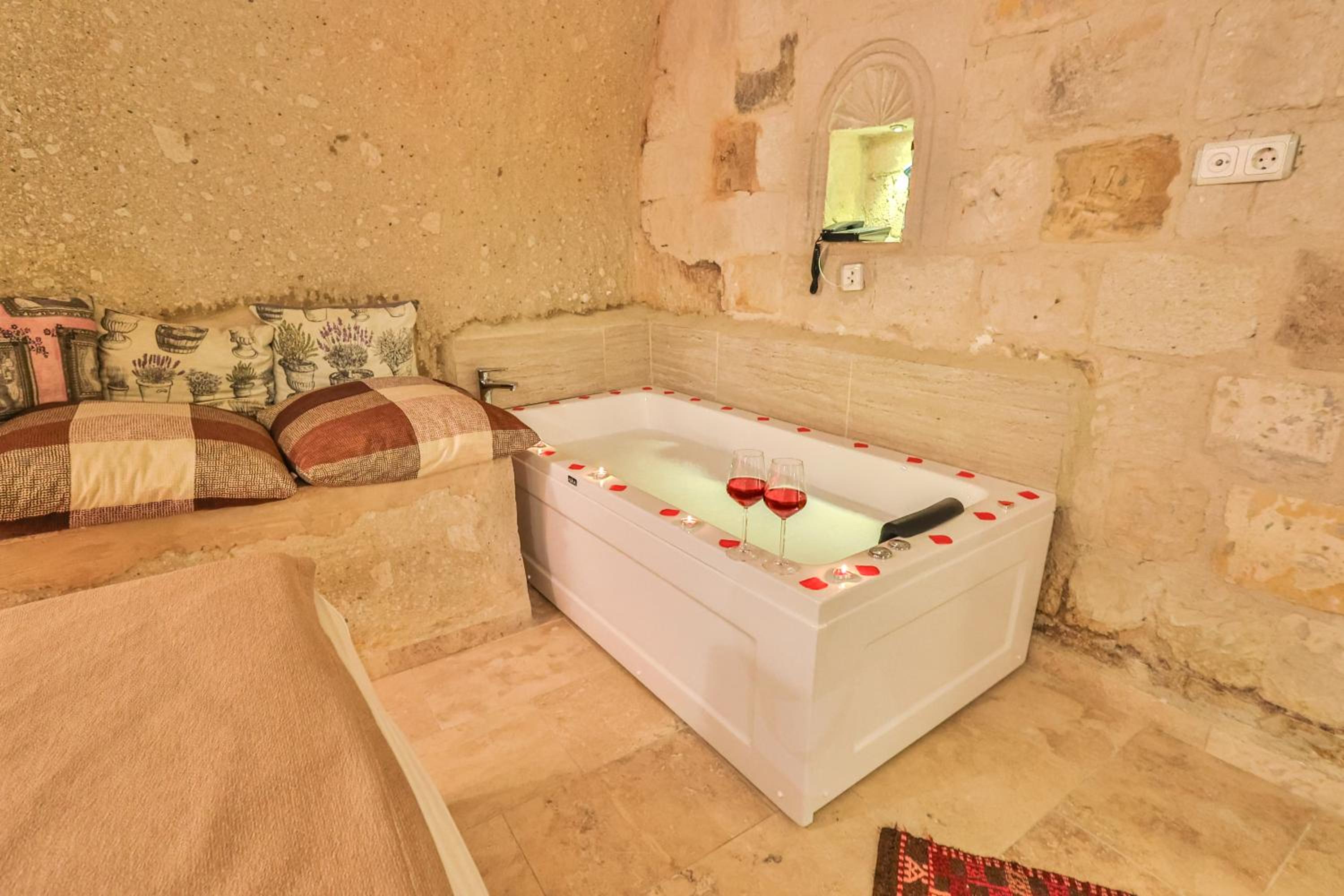 Bedrock Cave Hotel - Image 52