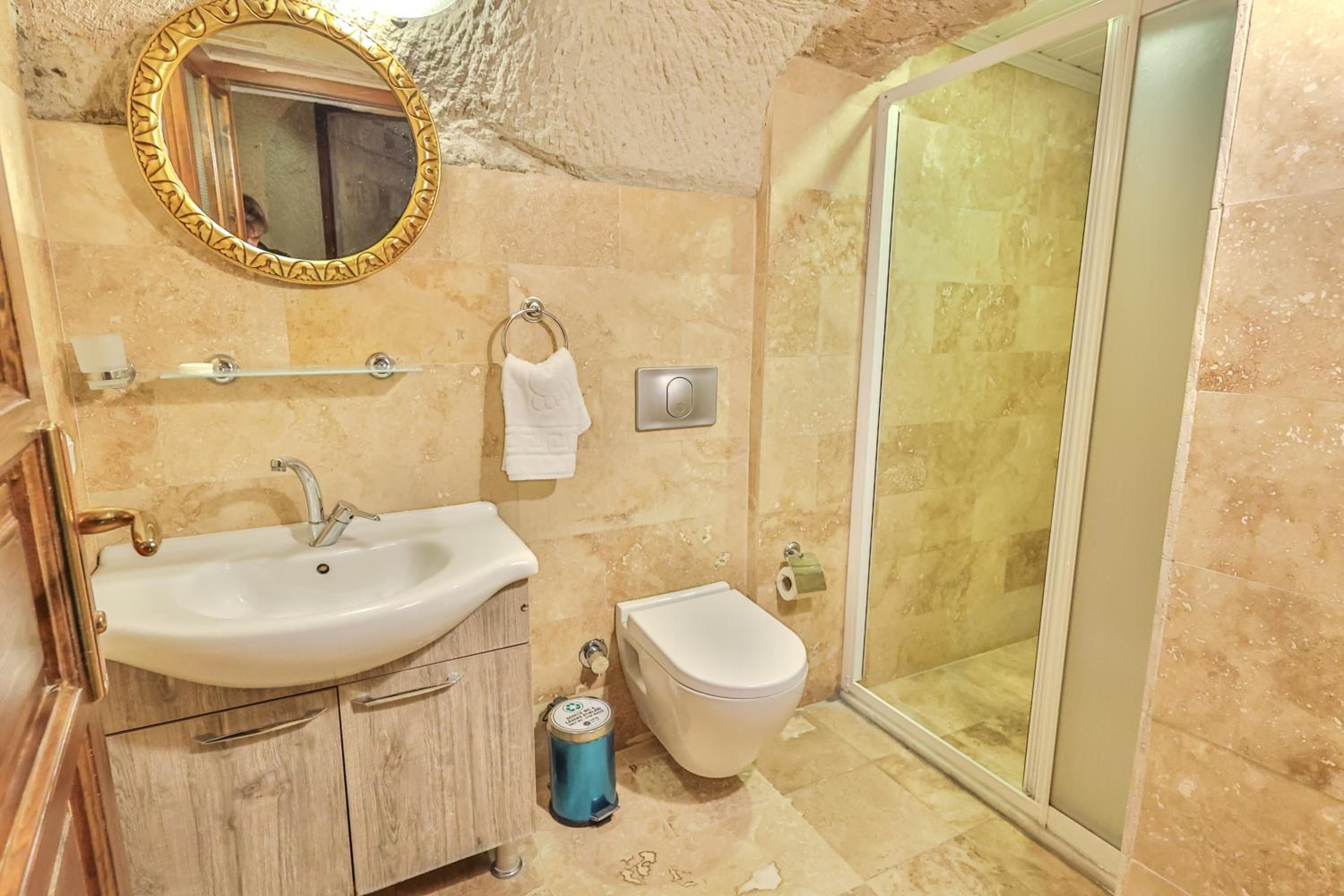 Bedrock Cave Hotel - Image 54