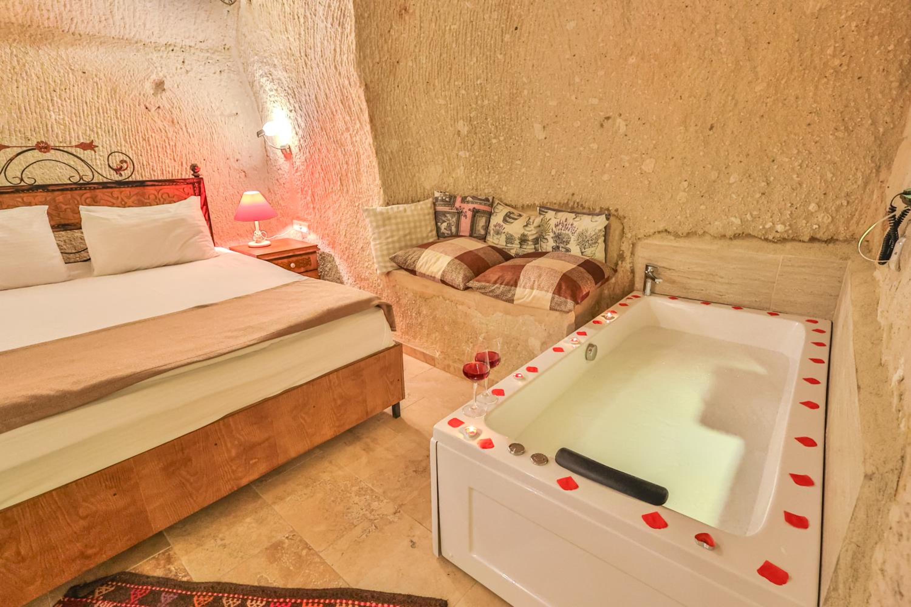 Bedrock Cave Hotel - Image 57