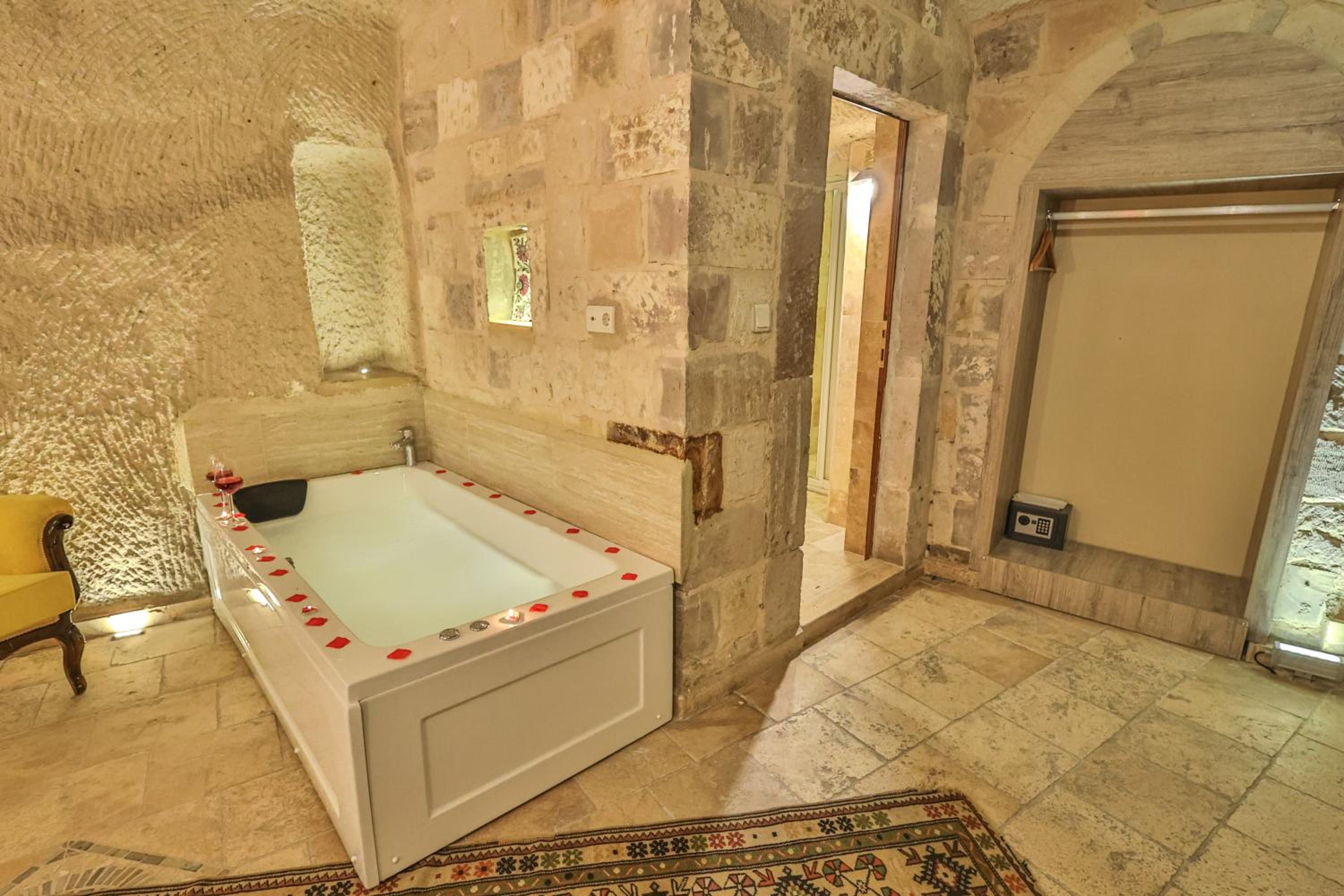 Bedrock Cave Hotel - Image 59