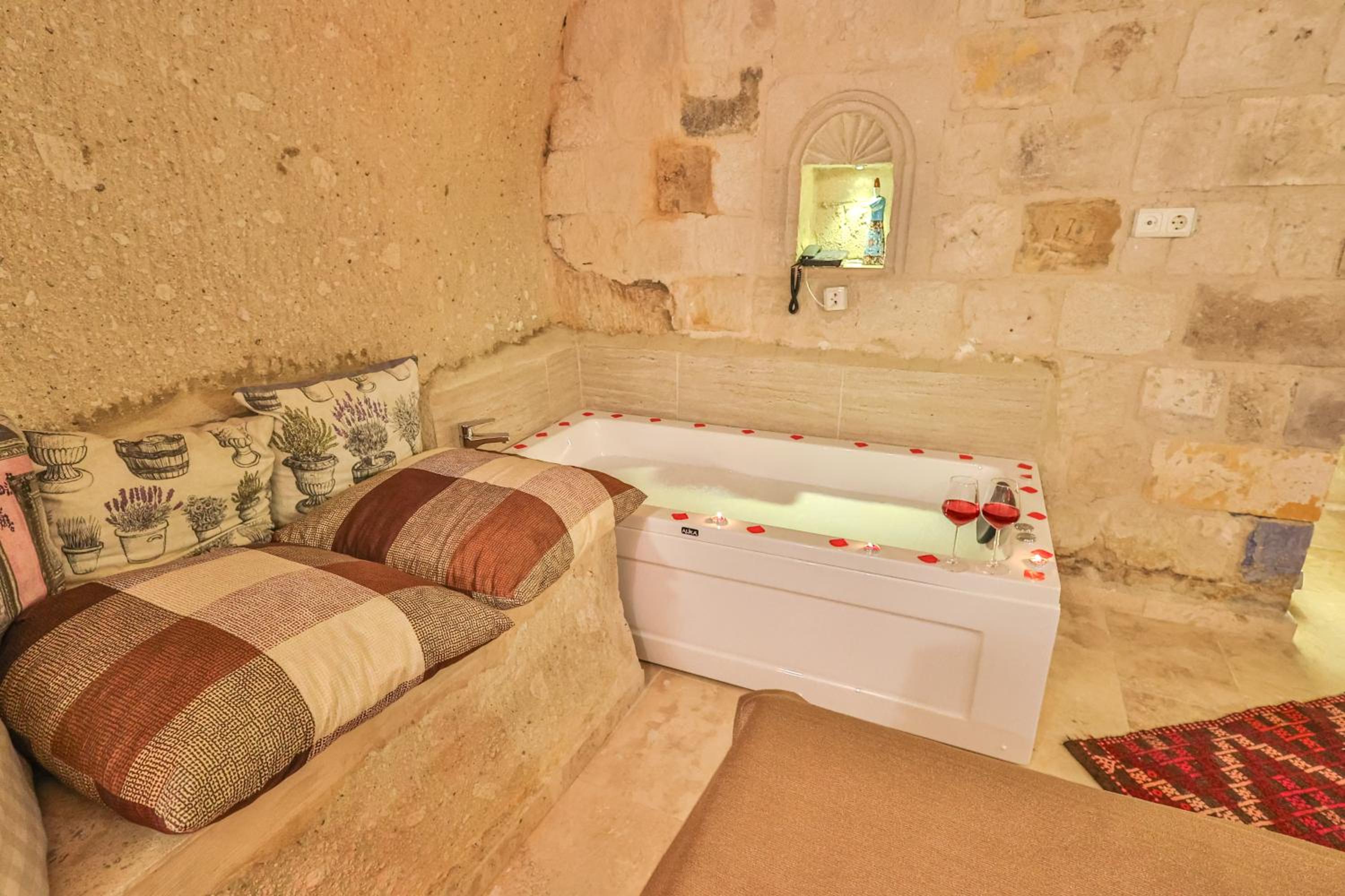 Bedrock Cave Hotel - Image 58