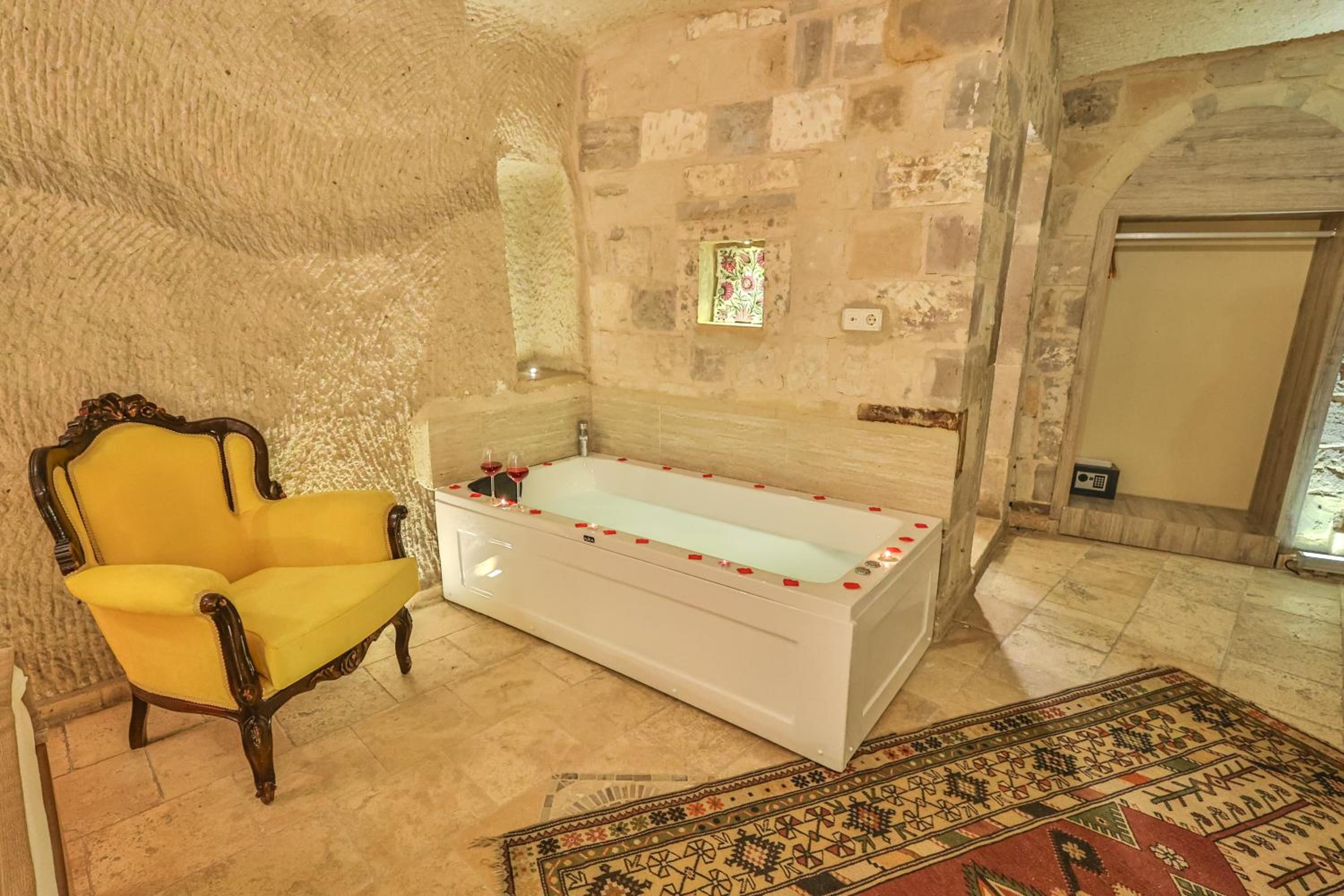 Bedrock Cave Hotel - Image 118