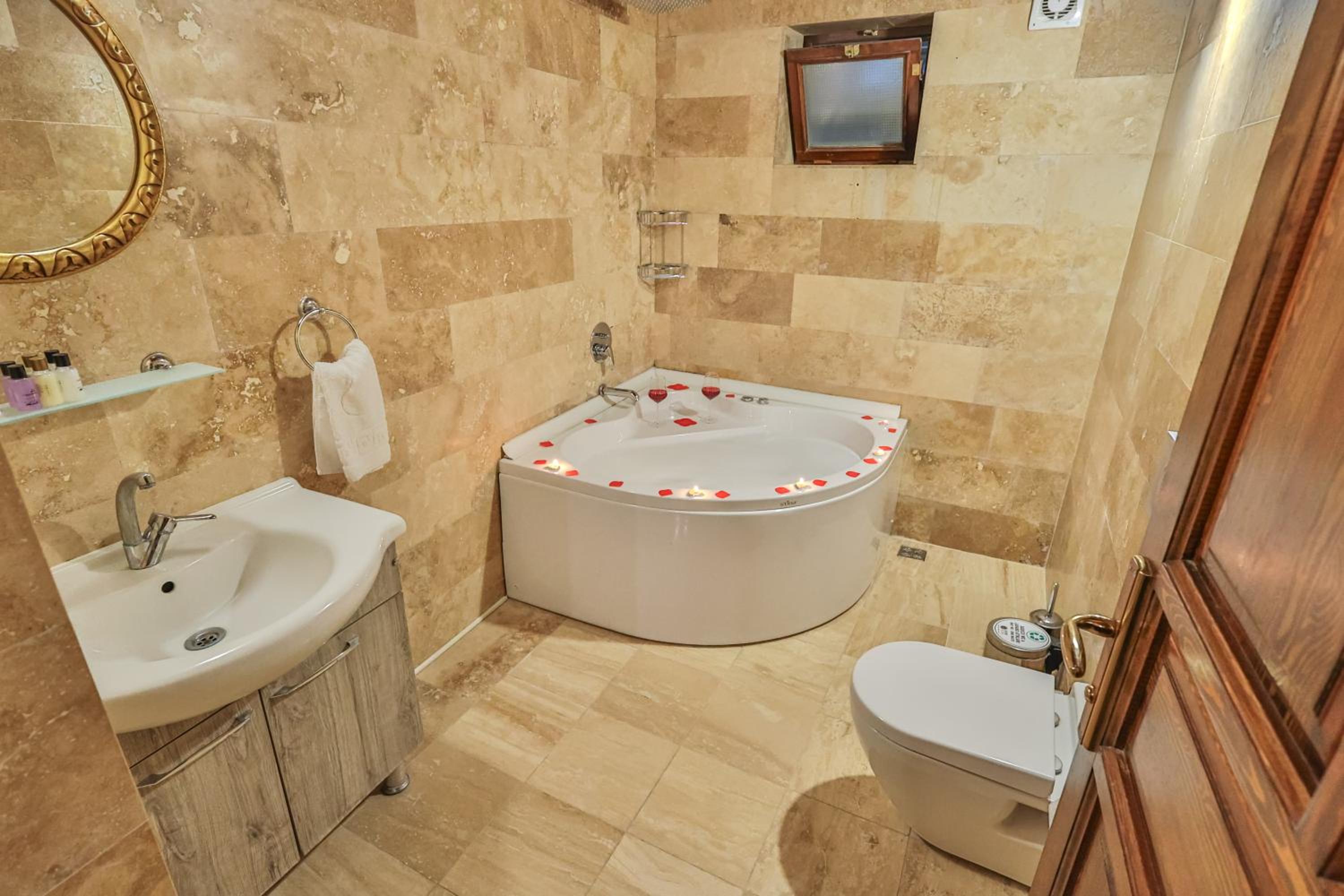 Bedrock Cave Hotel - Image 71