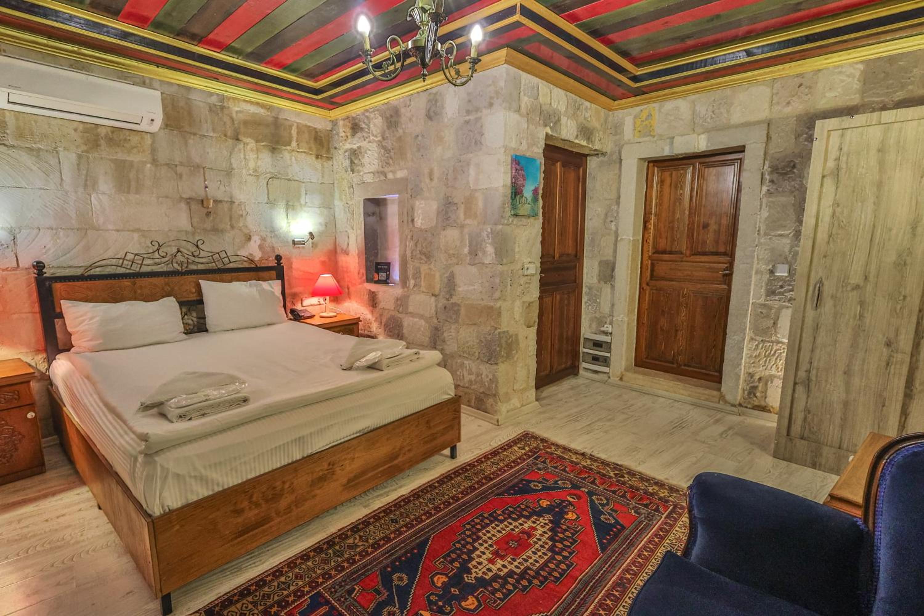 Bedrock Cave Hotel - Image 160