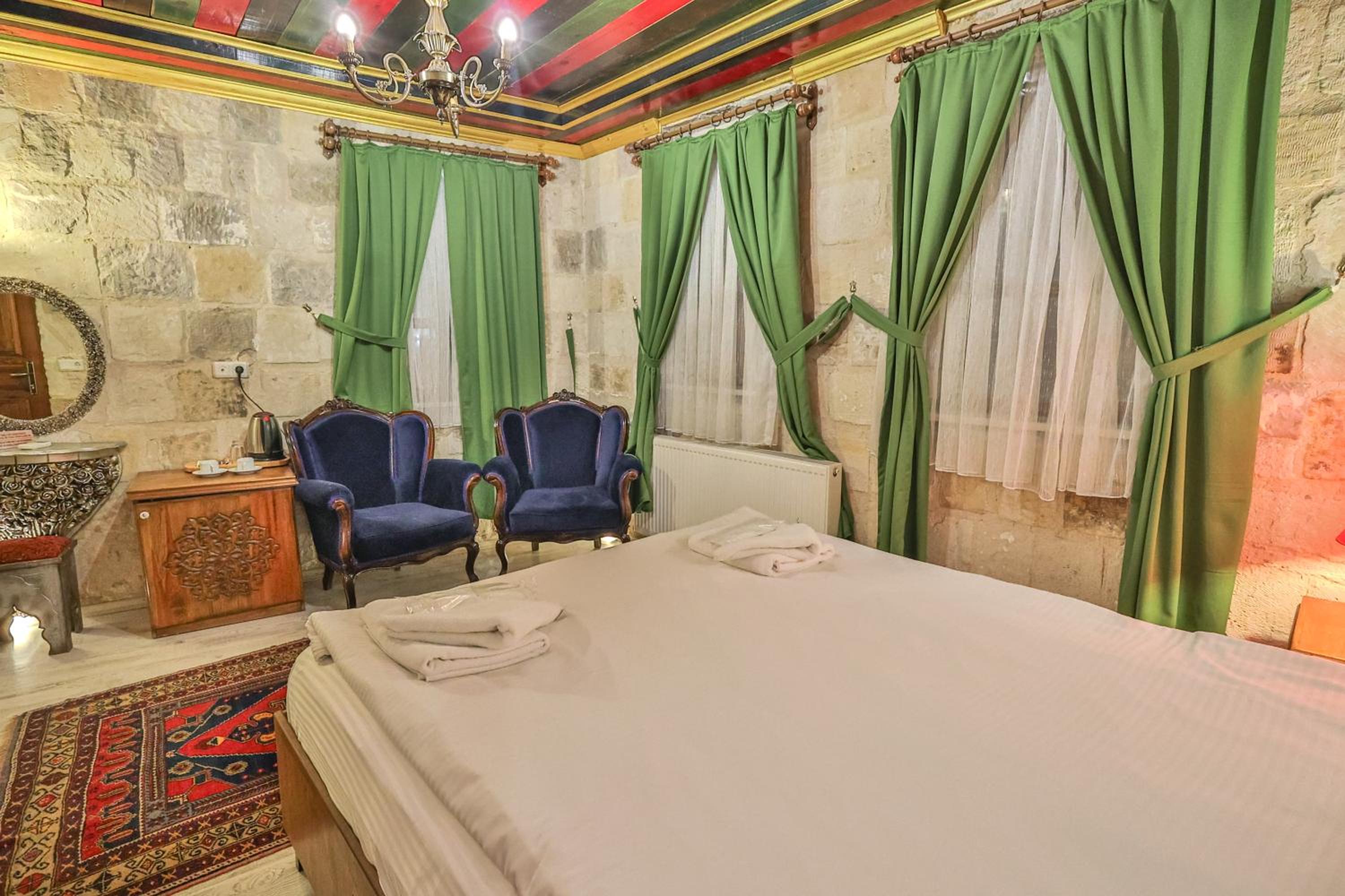 Bedrock Cave Hotel - Image 73