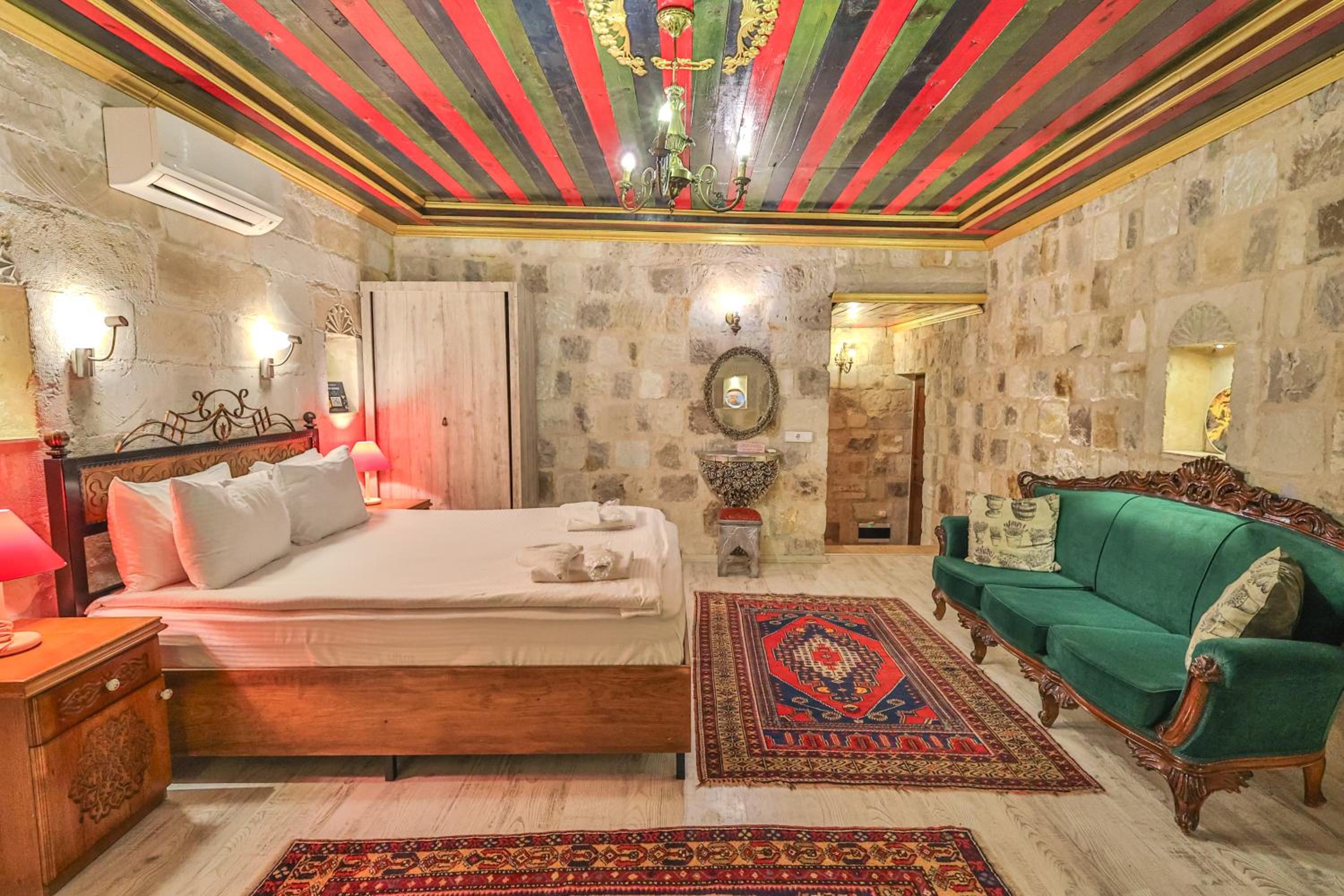 Bedrock Cave Hotel - Image 162