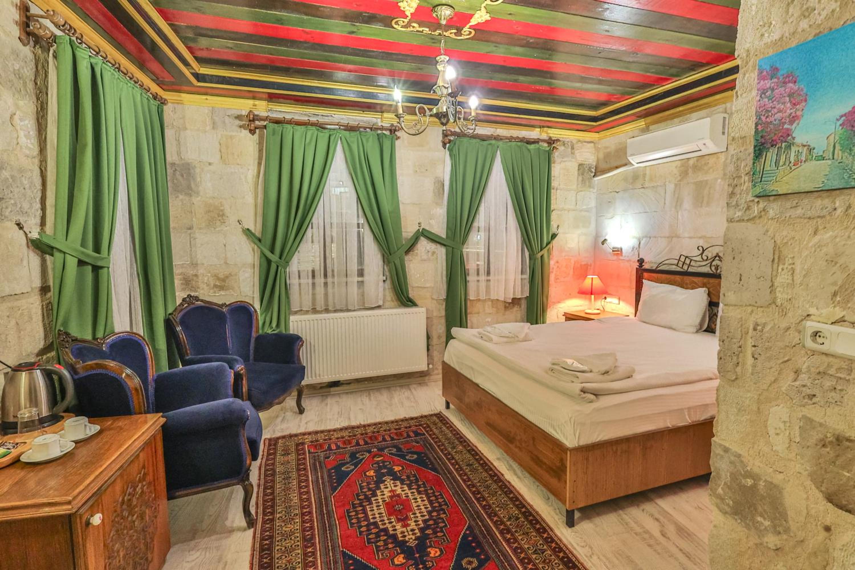 Bedrock Cave Hotel - Image 75