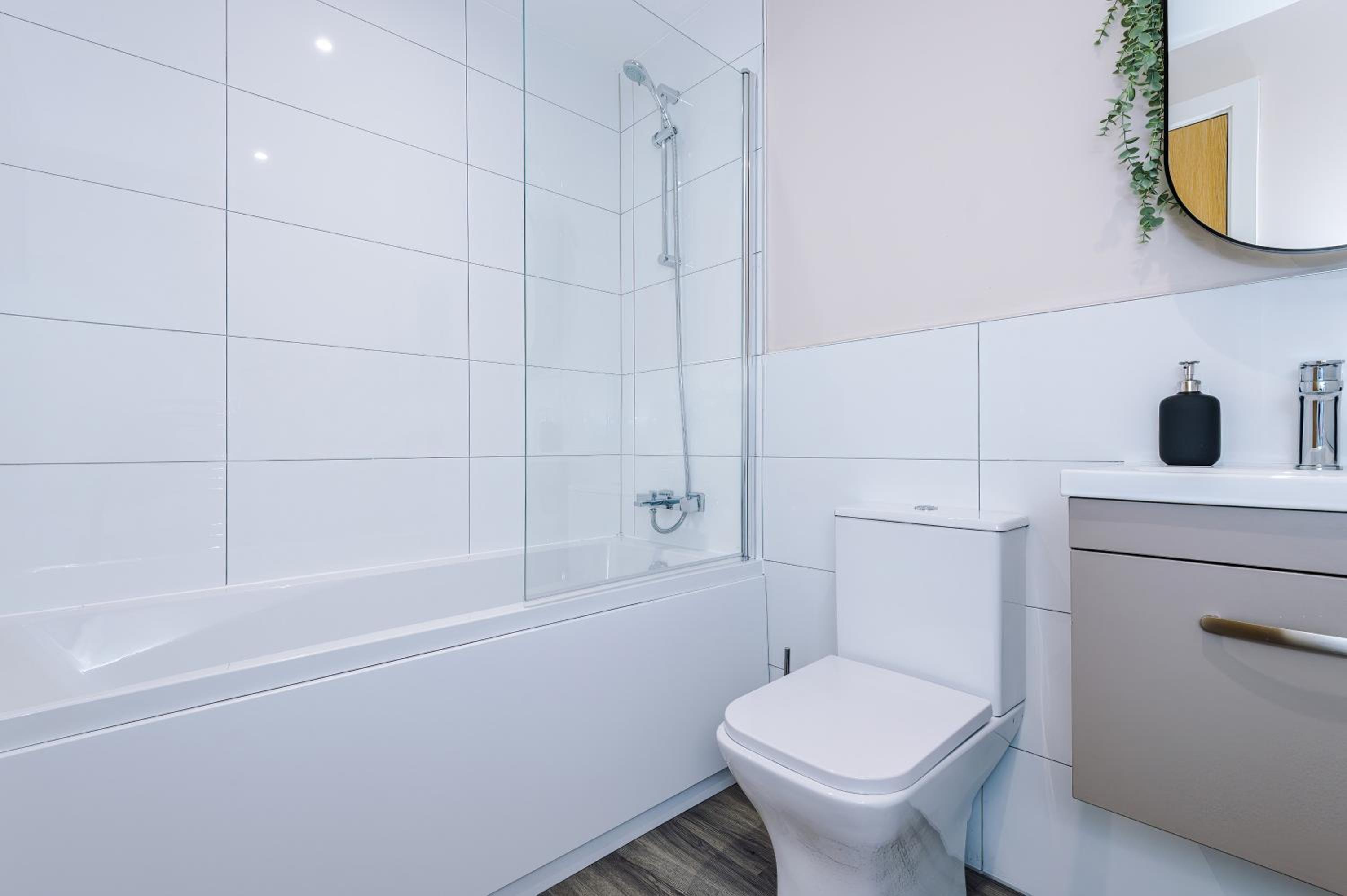 Deluxe 2 Bedroom 2 Bathroom Apartment - Free Secure Parking view 4