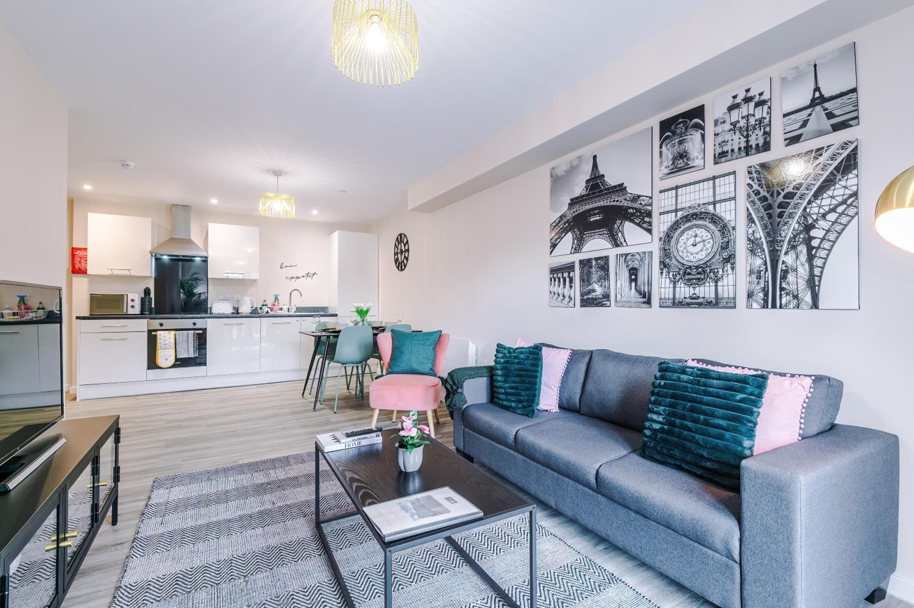Deluxe 2 Bedroom 2 Bathroom Apartment - Free Secure Parking view 2