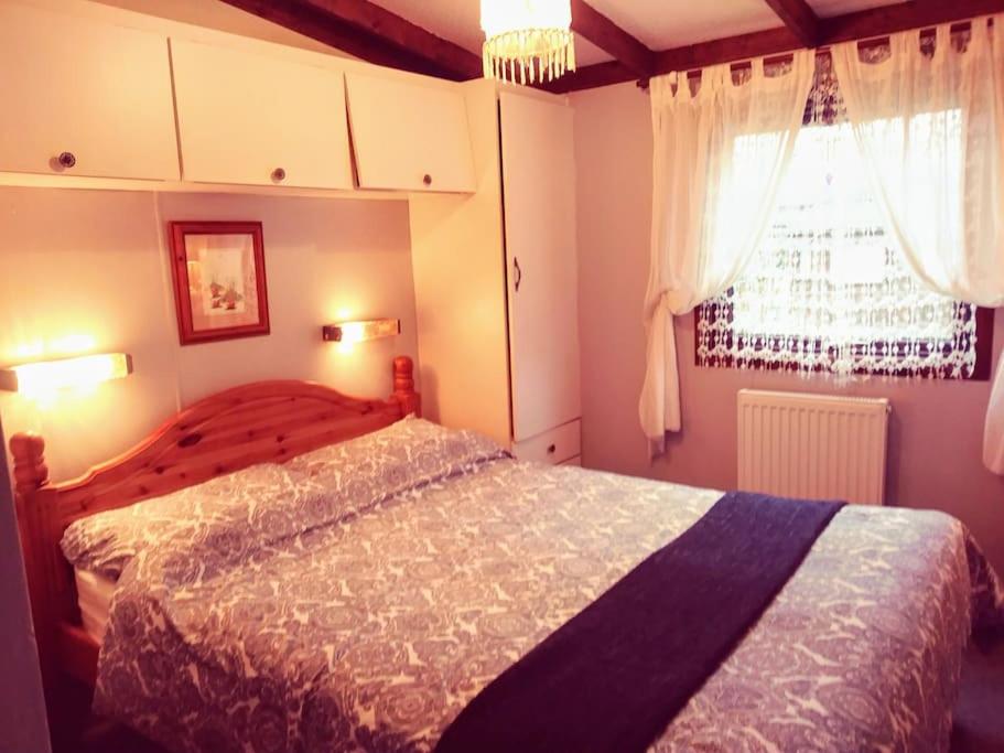 Anne's Lodge Caerberis Holiday Park, dog friendly