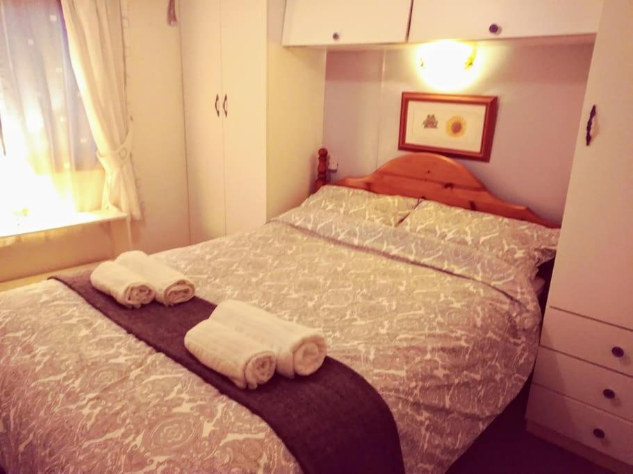 Anne's Lodge Caerberis Holiday Park, dog friendly