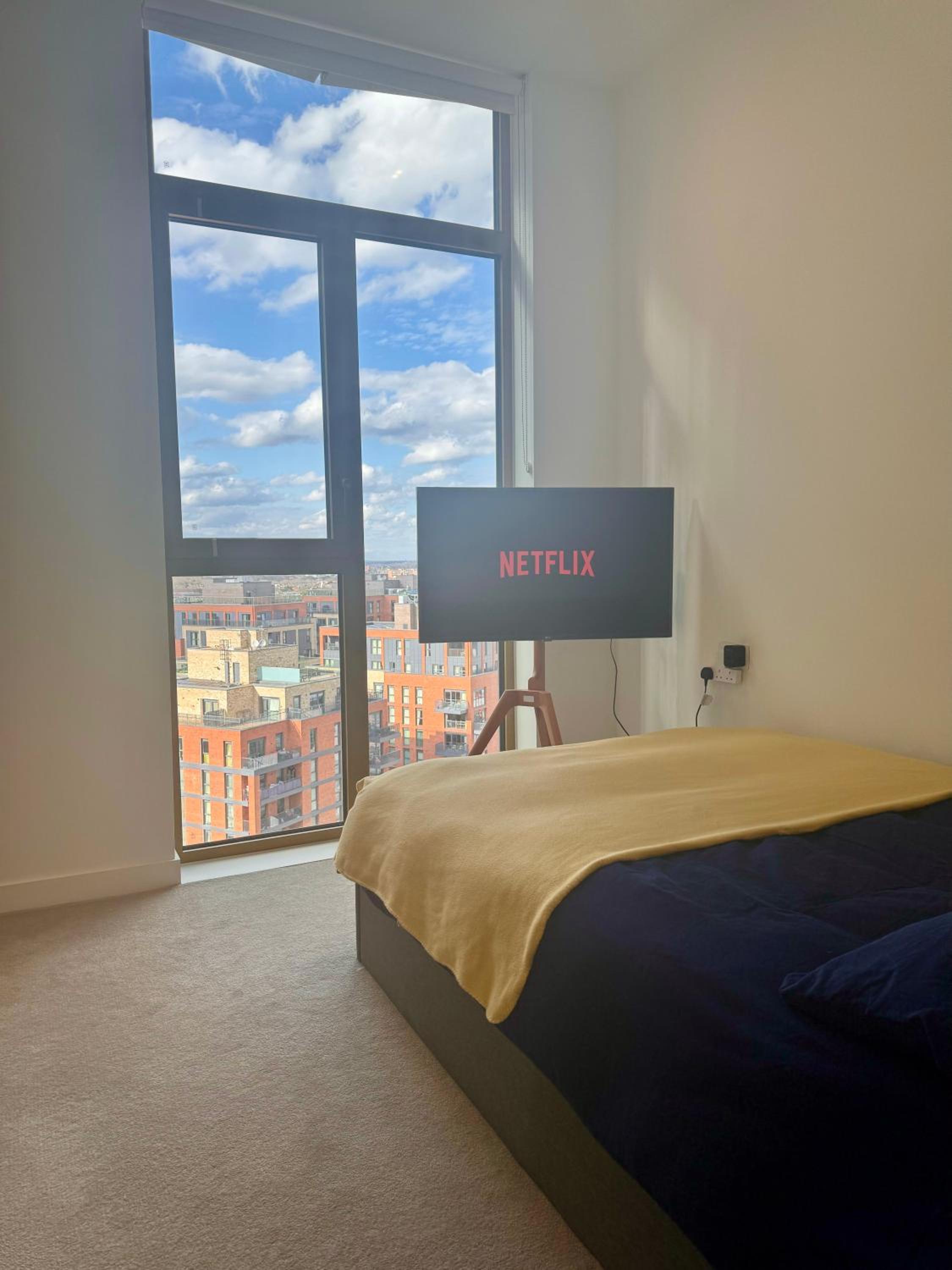 Cozy Room with Private Bathroom in Luxurious Flat
