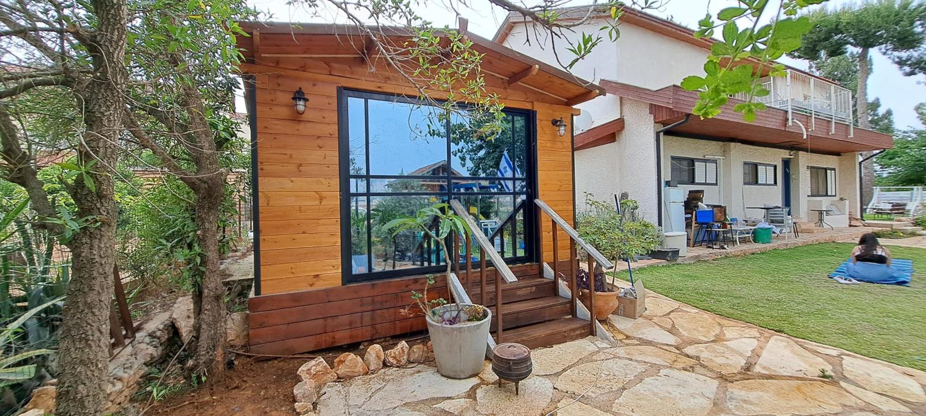 Imbar relaxing wood log cabin view 2