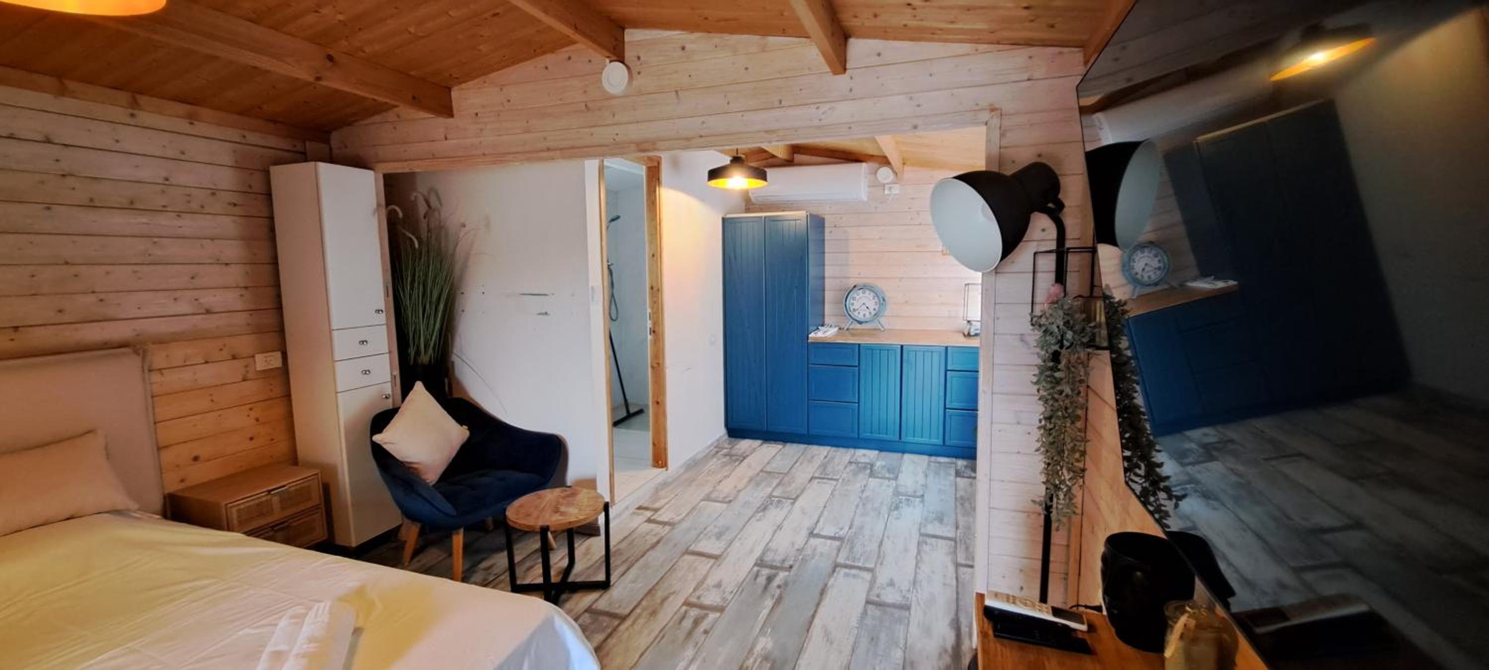 Imbar relaxing wood log cabin view 3